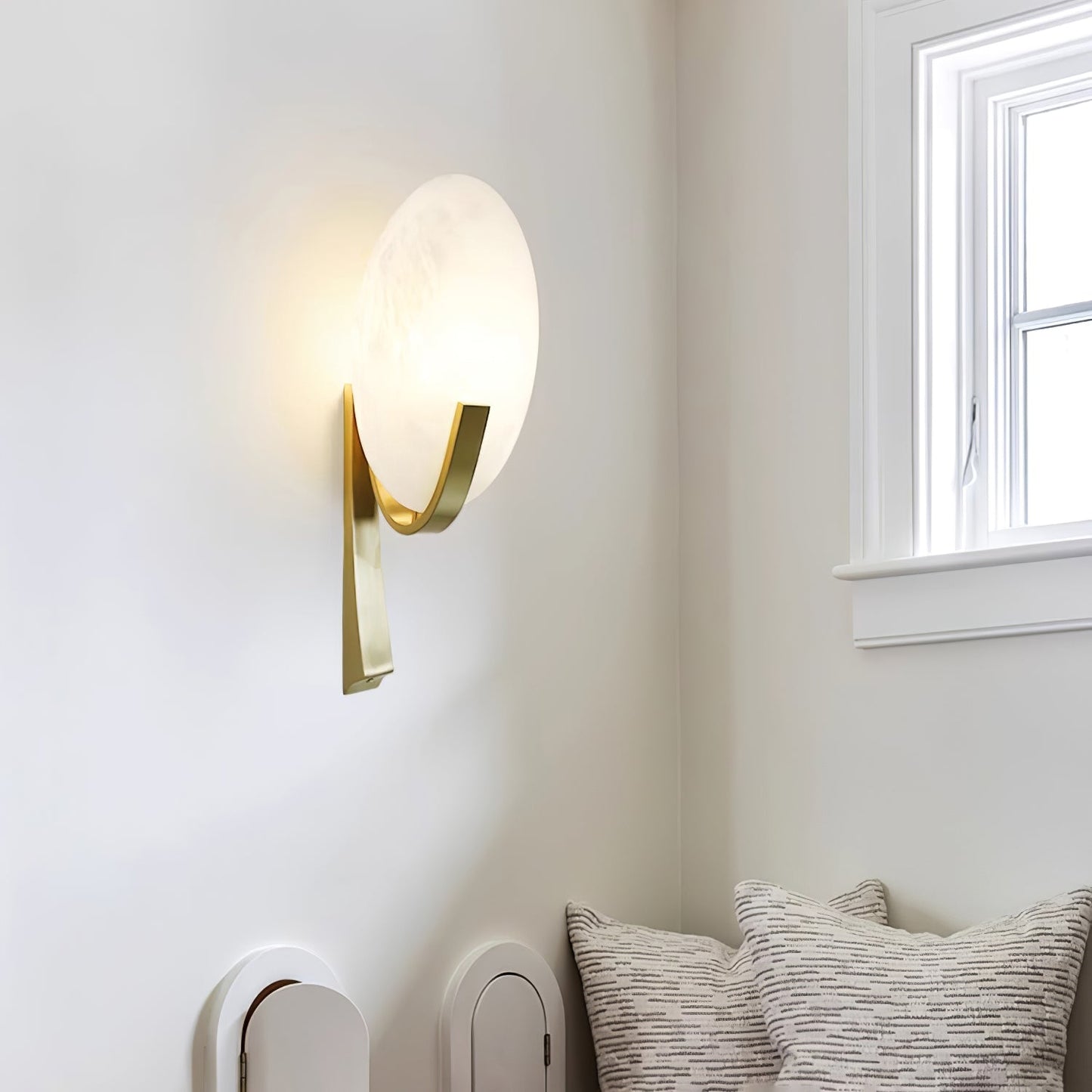 Alice Alabaster Plug-in Wall Lamp with LED and Antique Brass