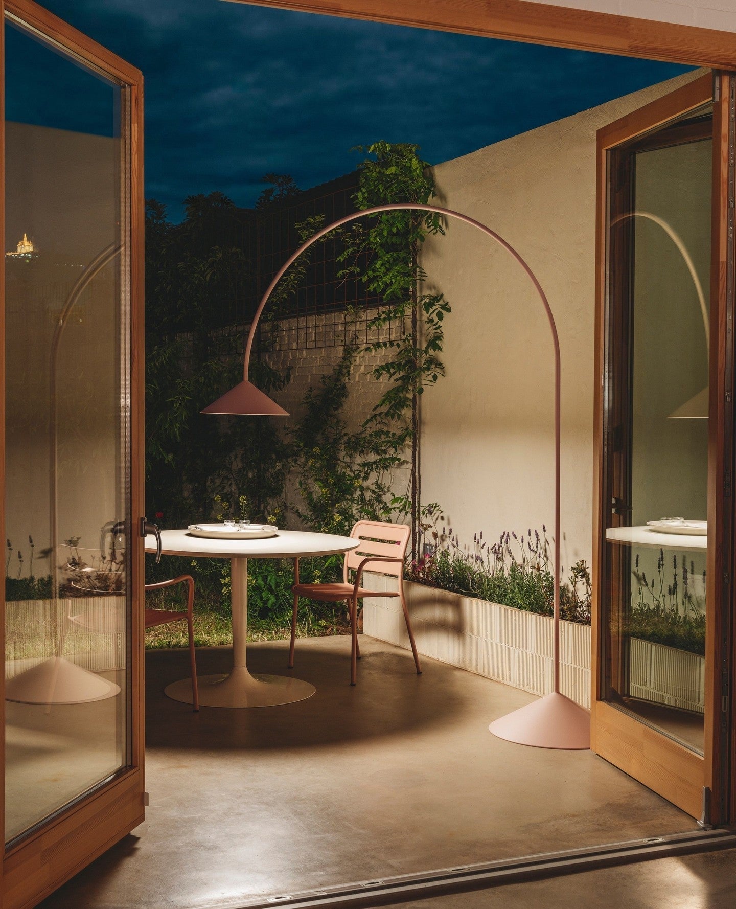 Arc Out Floor Lamp with LED Light - Modern Indoor Lighting