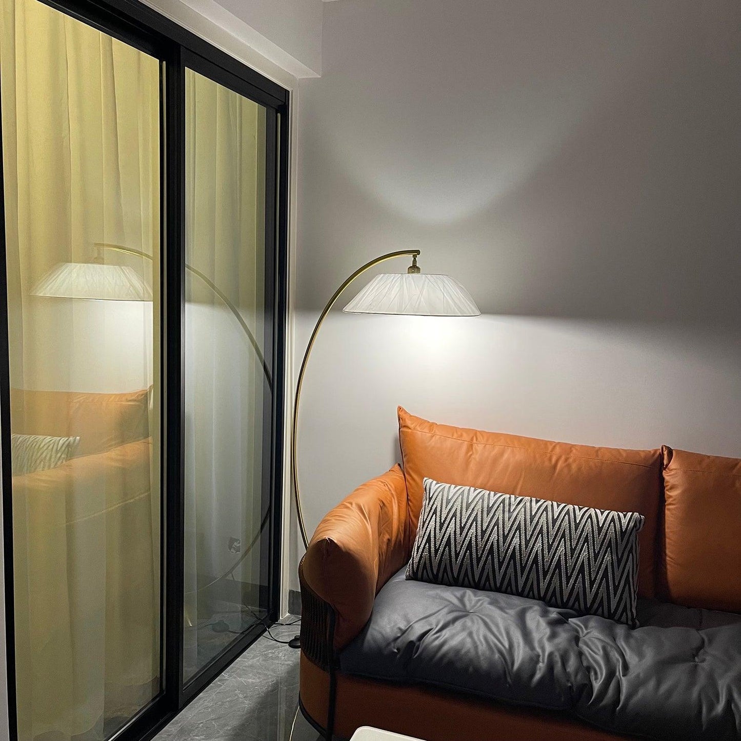 Circo Floor Lamp with White Shade - Elegant Indoor Lighting