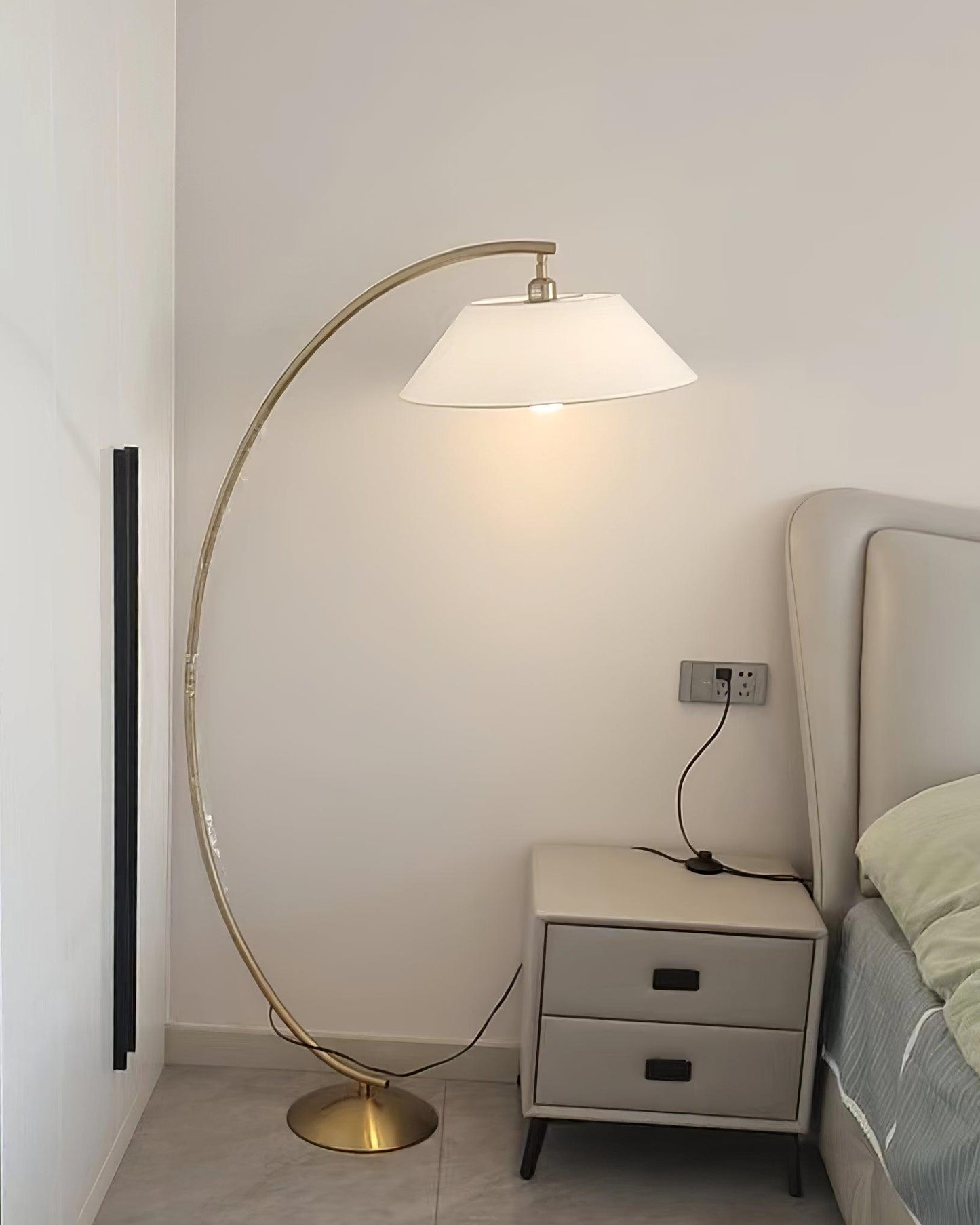 Circo Floor Lamp with White Shade - Elegant Indoor Lighting