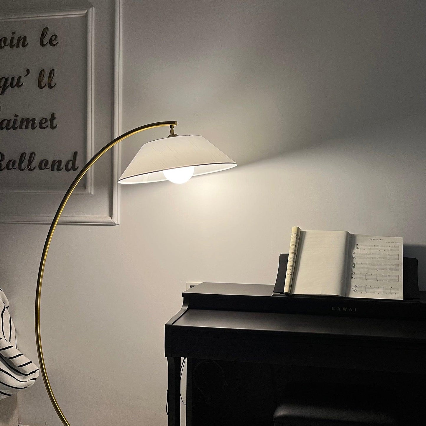 Circo Floor Lamp with White Shade - Elegant Indoor Lighting