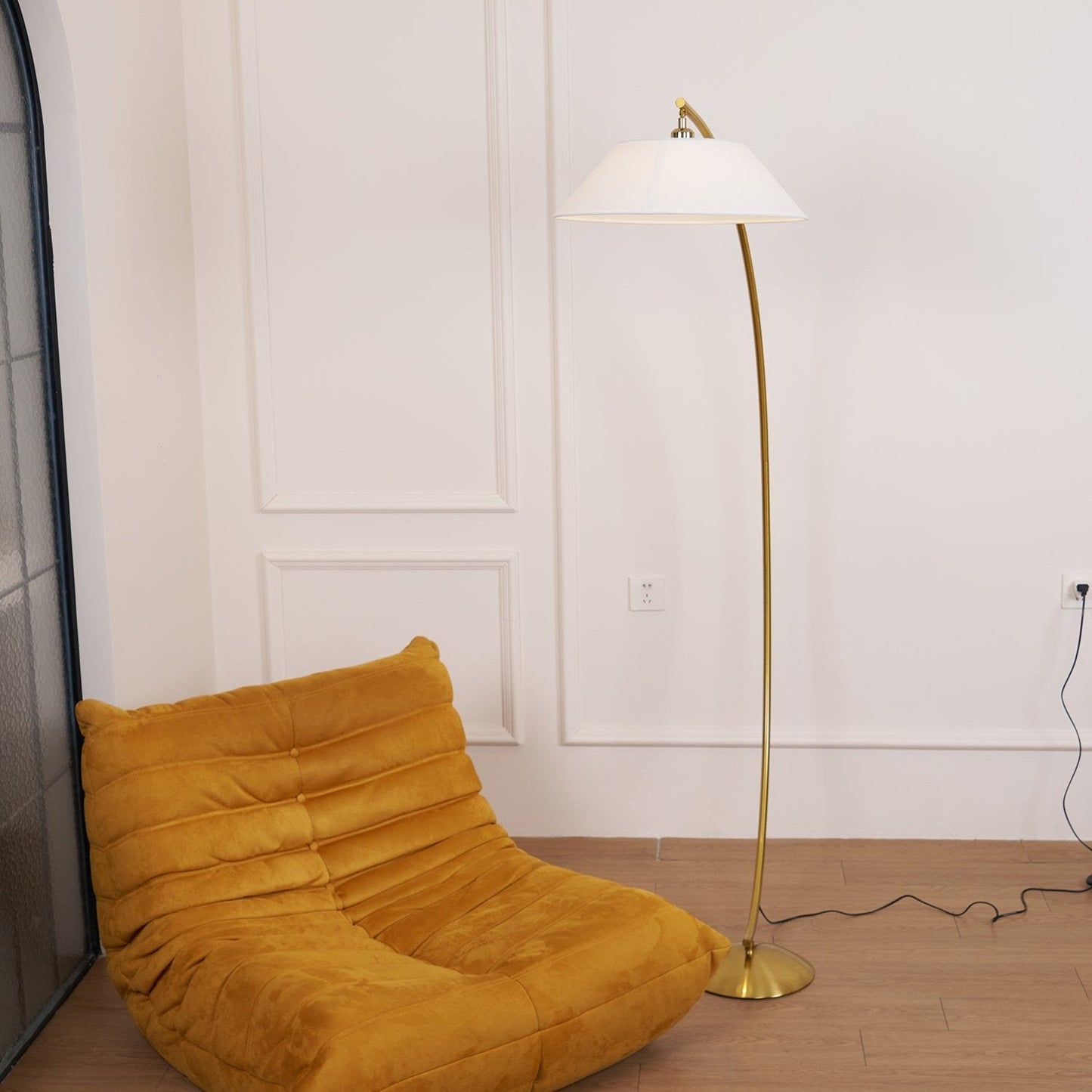 Circo Floor Lamp with White Shade - Elegant Indoor Lighting