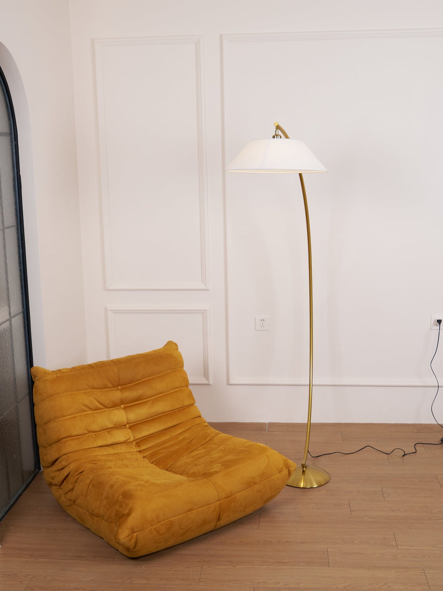 Circo Floor Lamp with White Shade - Elegant Indoor Lighting