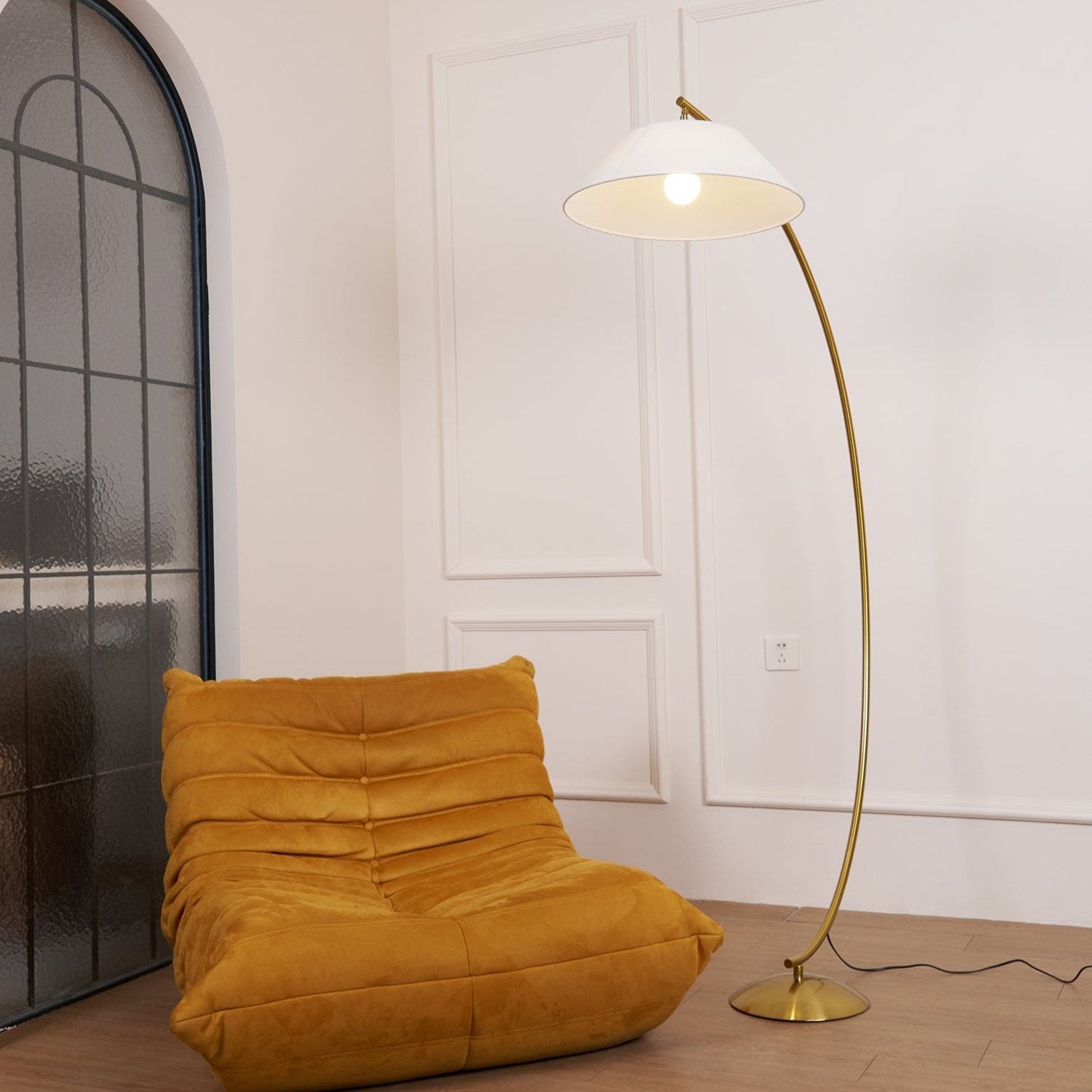 Circo Floor Lamp with White Shade - Elegant Indoor Lighting
