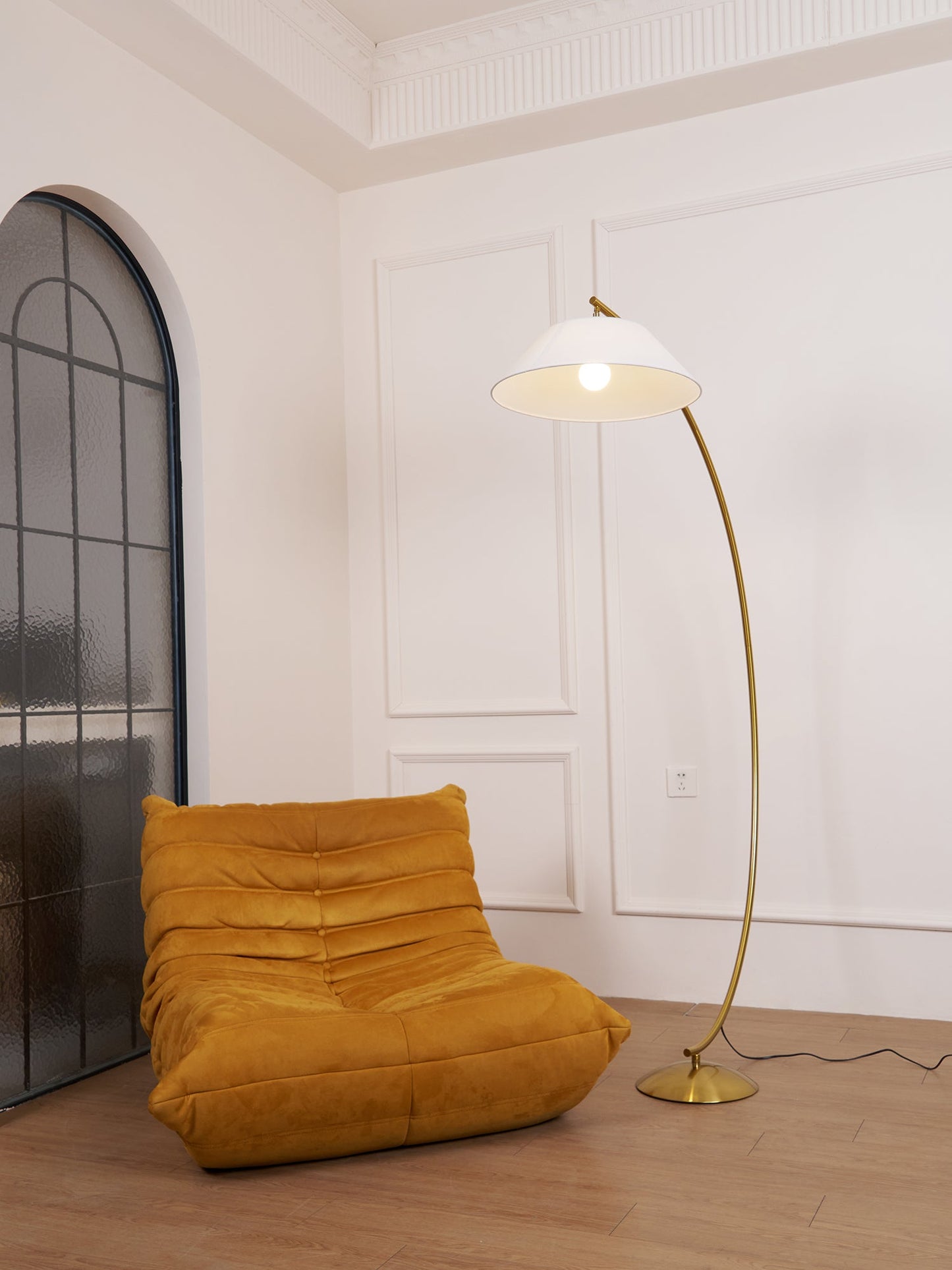 Circo Floor Lamp with White Shade - Elegant Indoor Lighting