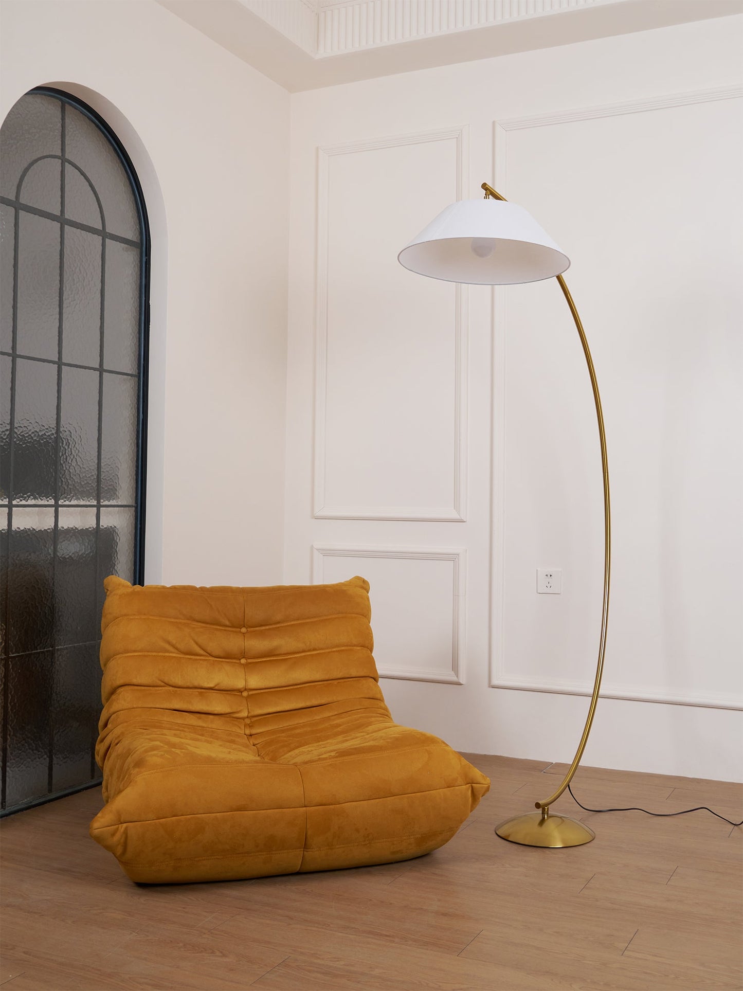 Circo Floor Lamp with White Shade - Elegant Indoor Lighting