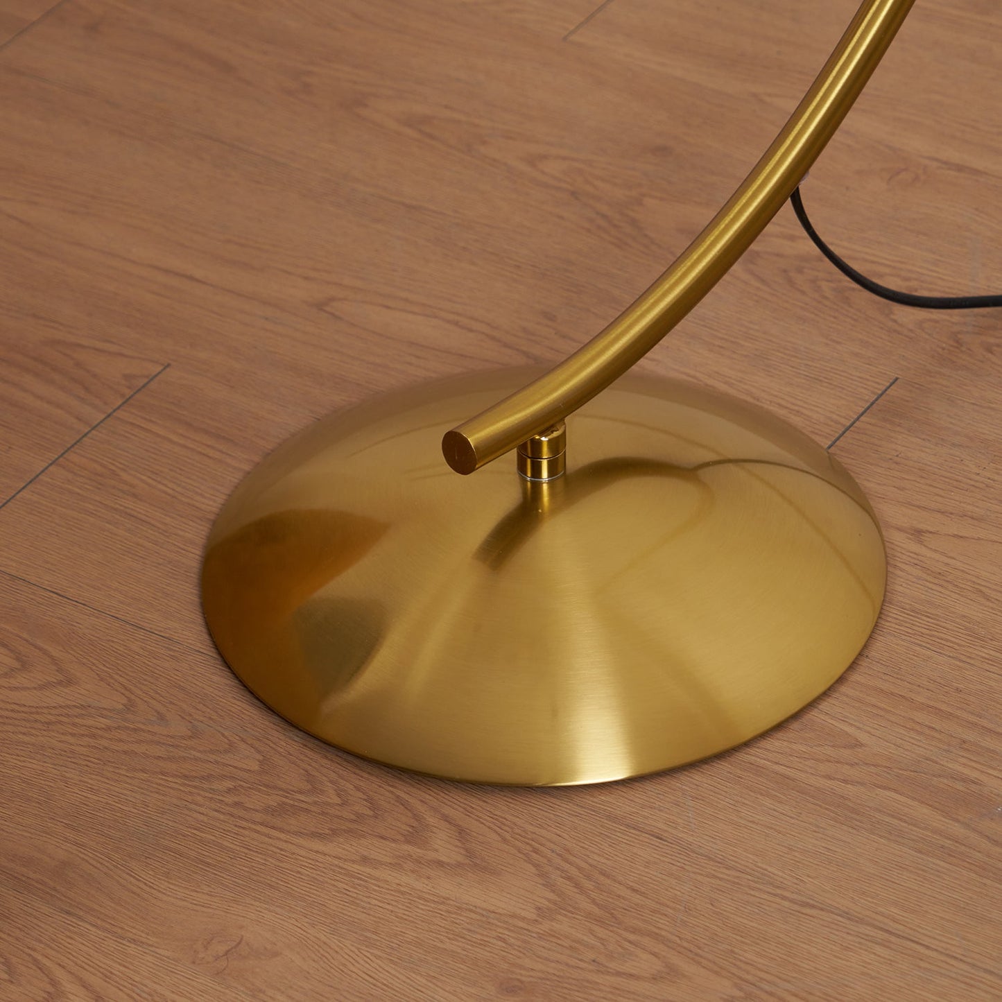 Circo Floor Lamp with White Shade - Elegant Indoor Lighting