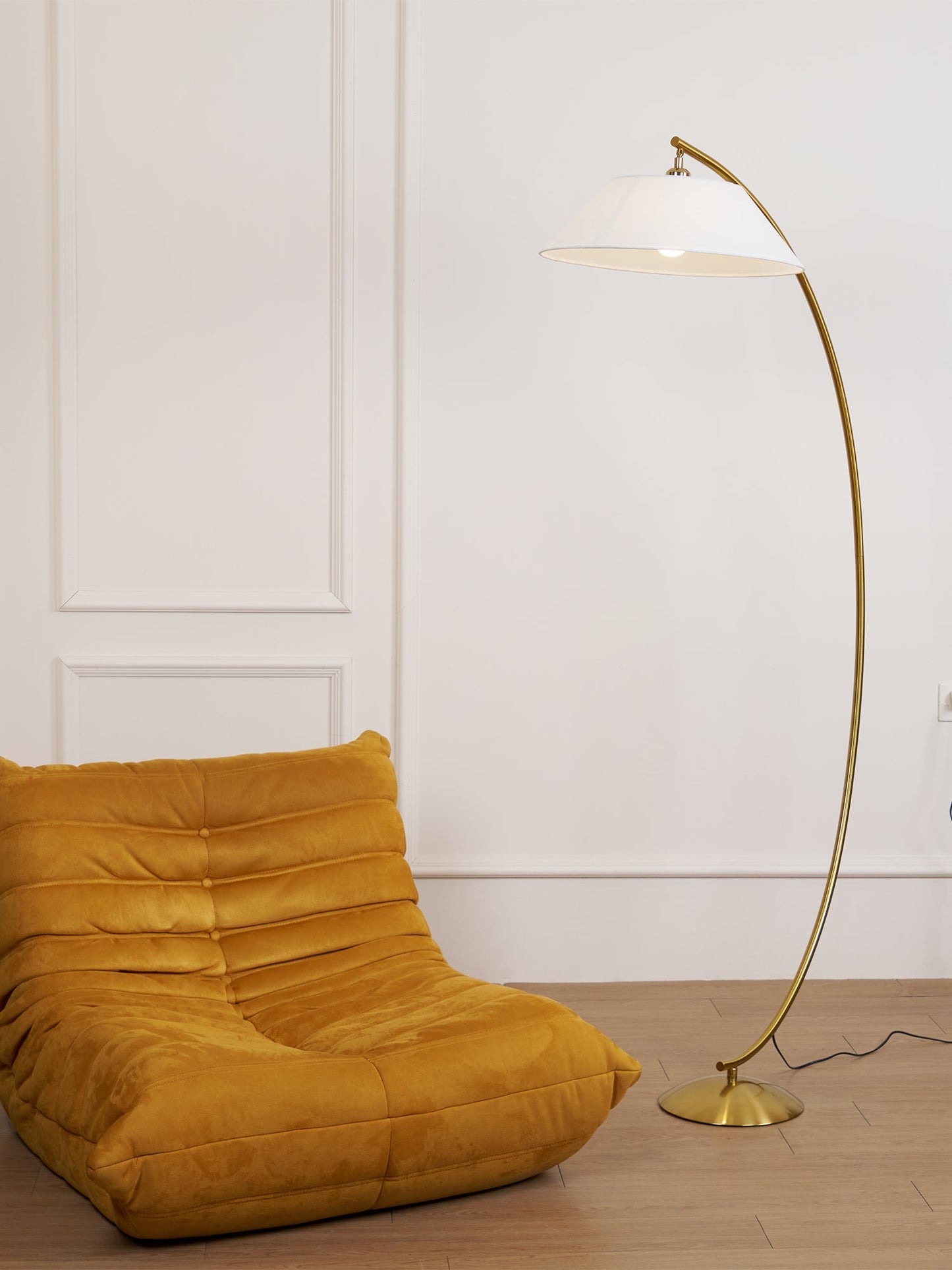 Circo Floor Lamp with White Shade - Elegant Indoor Lighting