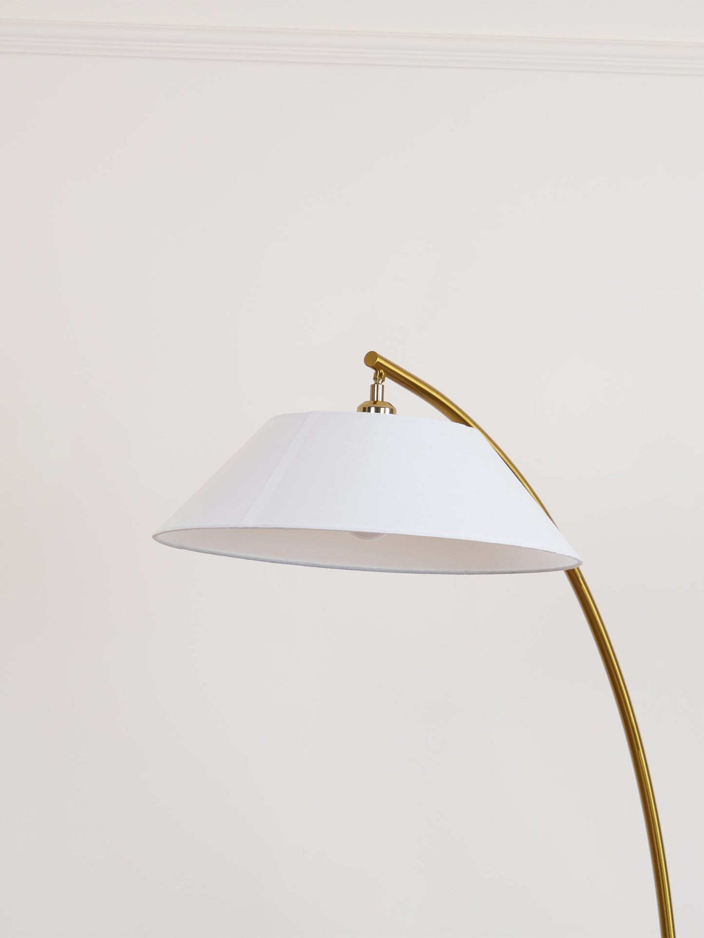 Circo Floor Lamp with White Shade - Elegant Indoor Lighting
