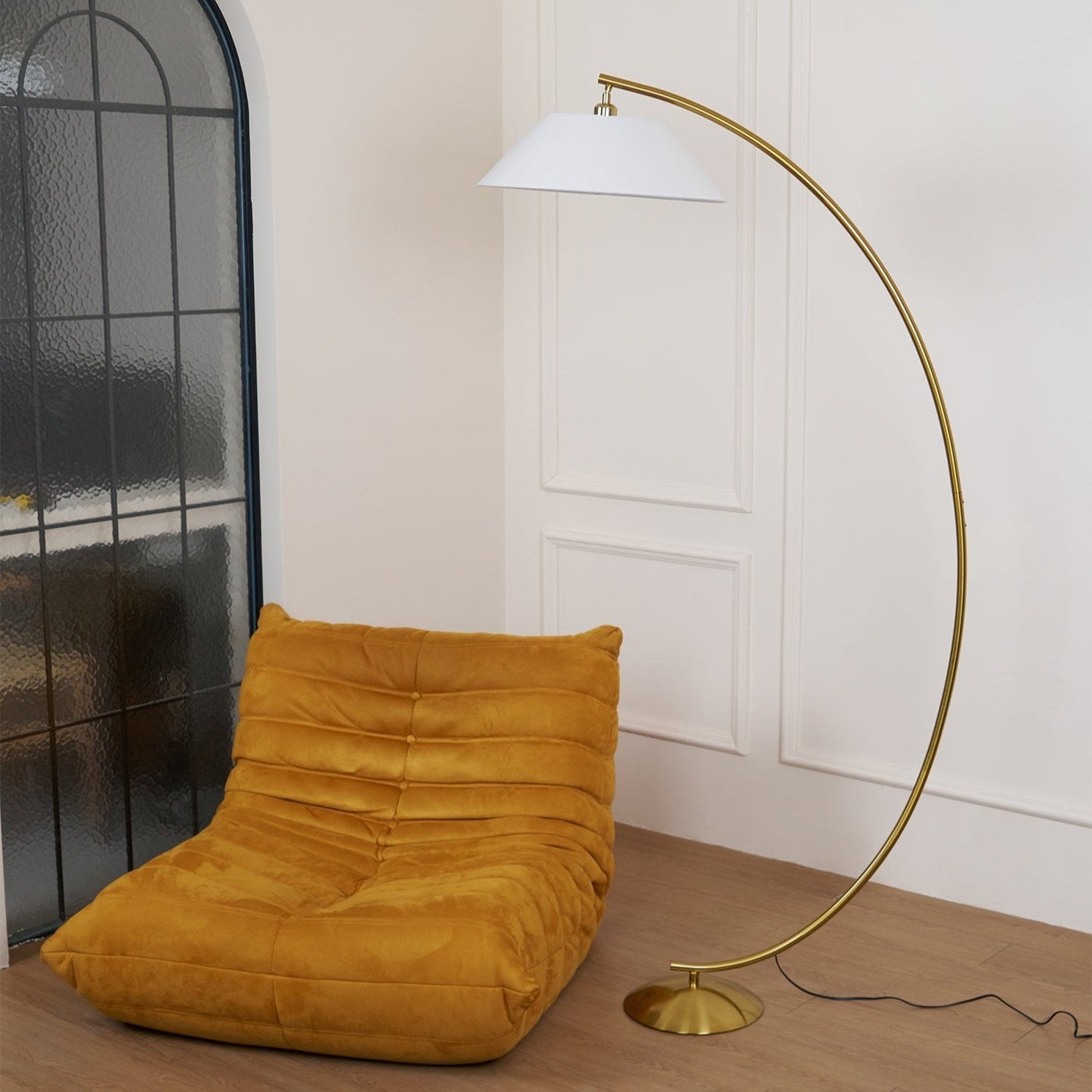 Circo Floor Lamp with White Shade - Elegant Indoor Lighting