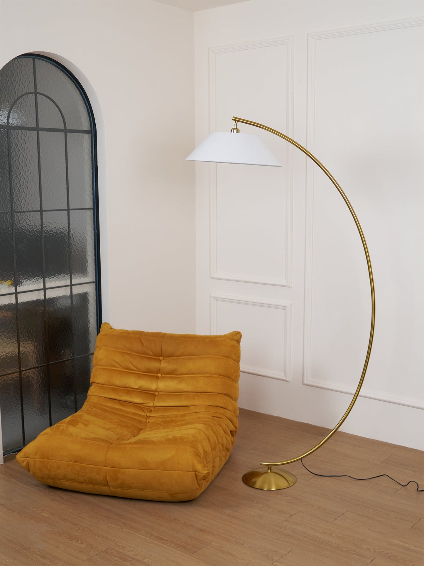 Circo Floor Lamp with White Shade - Elegant Indoor Lighting