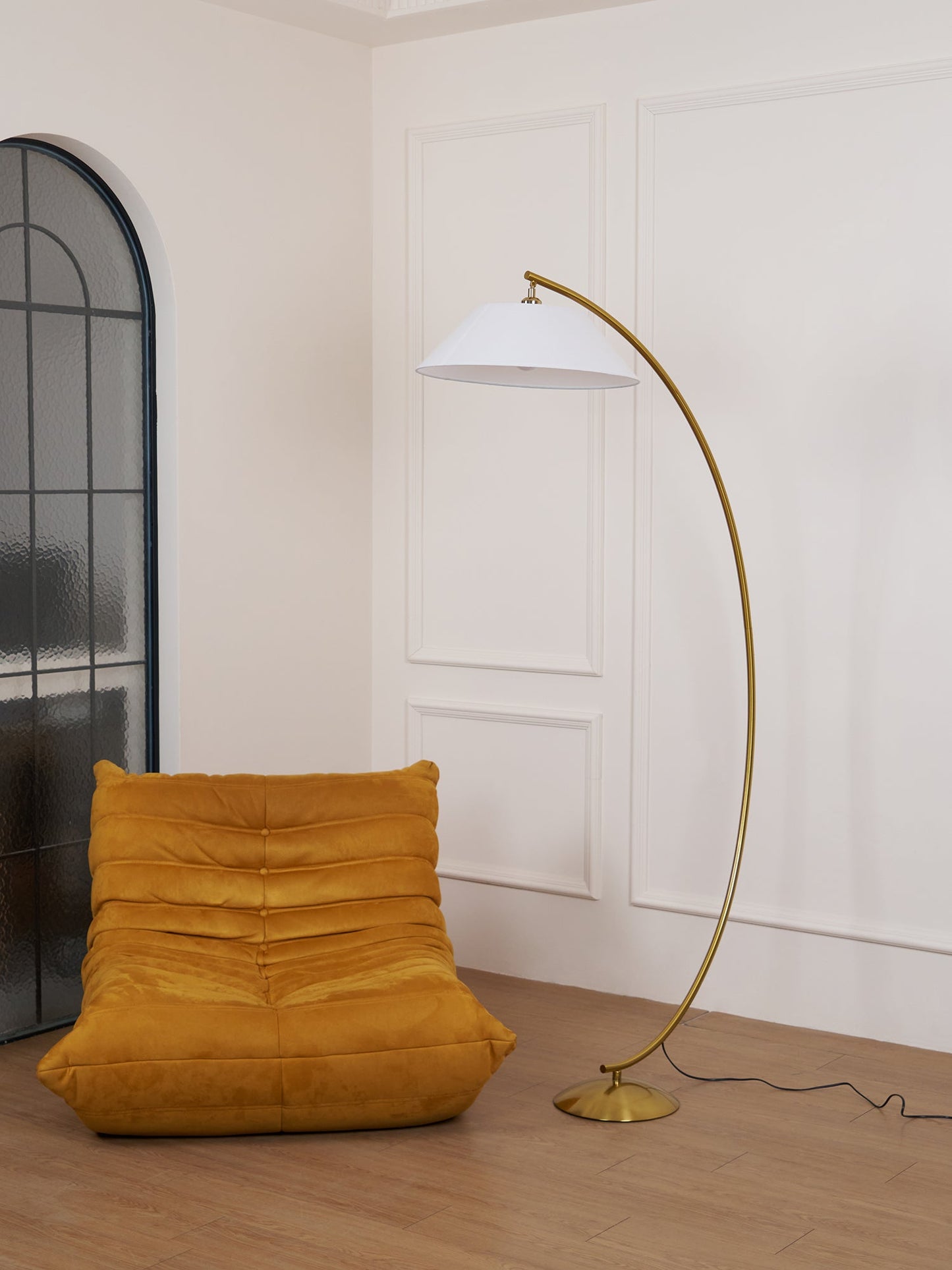 Circo Floor Lamp with White Shade - Elegant Indoor Lighting