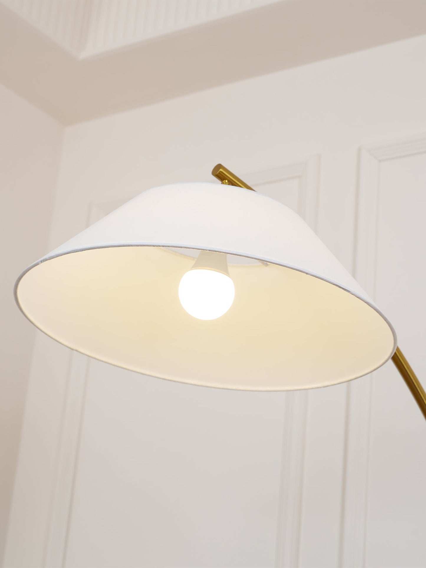 Circo Floor Lamp with White Shade - Elegant Indoor Lighting