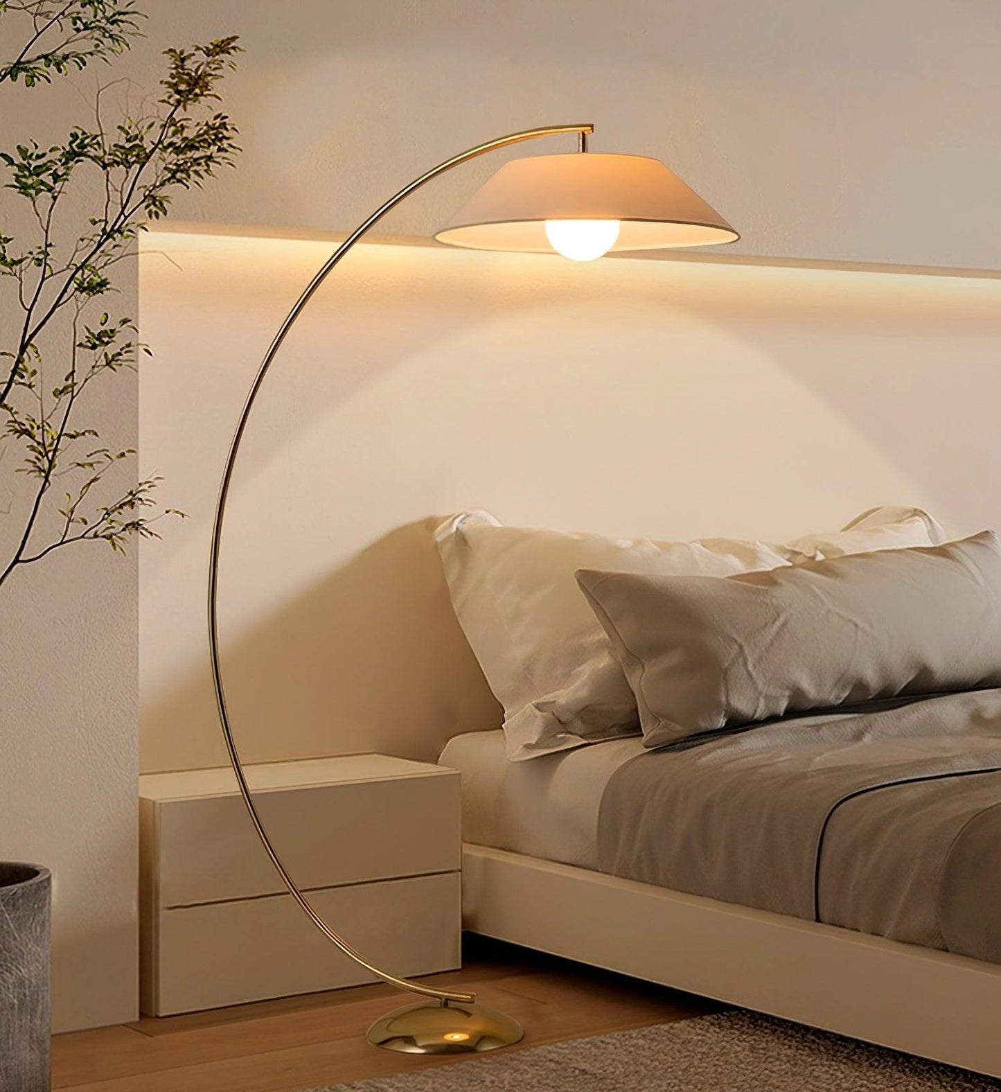 Circo Floor Lamp with White Shade - Elegant Indoor Lighting