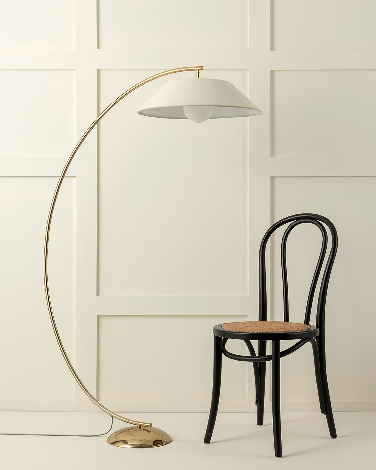 Circo Floor Lamp with White Shade - Elegant Indoor Lighting