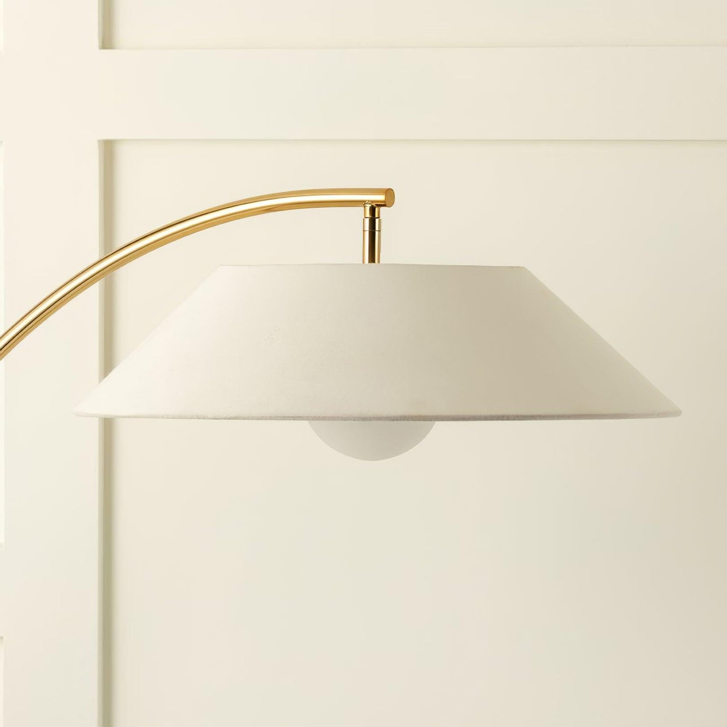 Circo Floor Lamp with White Shade - Elegant Indoor Lighting