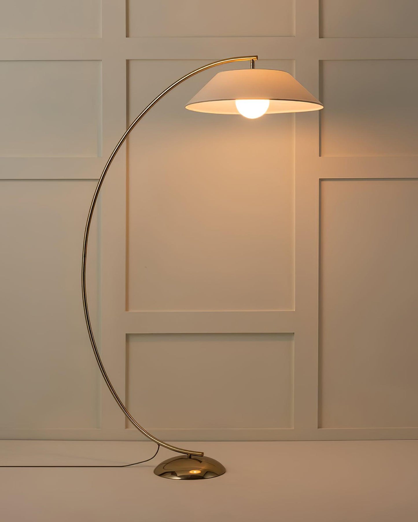 Circo Floor Lamp with White Shade - Elegant Indoor Lighting