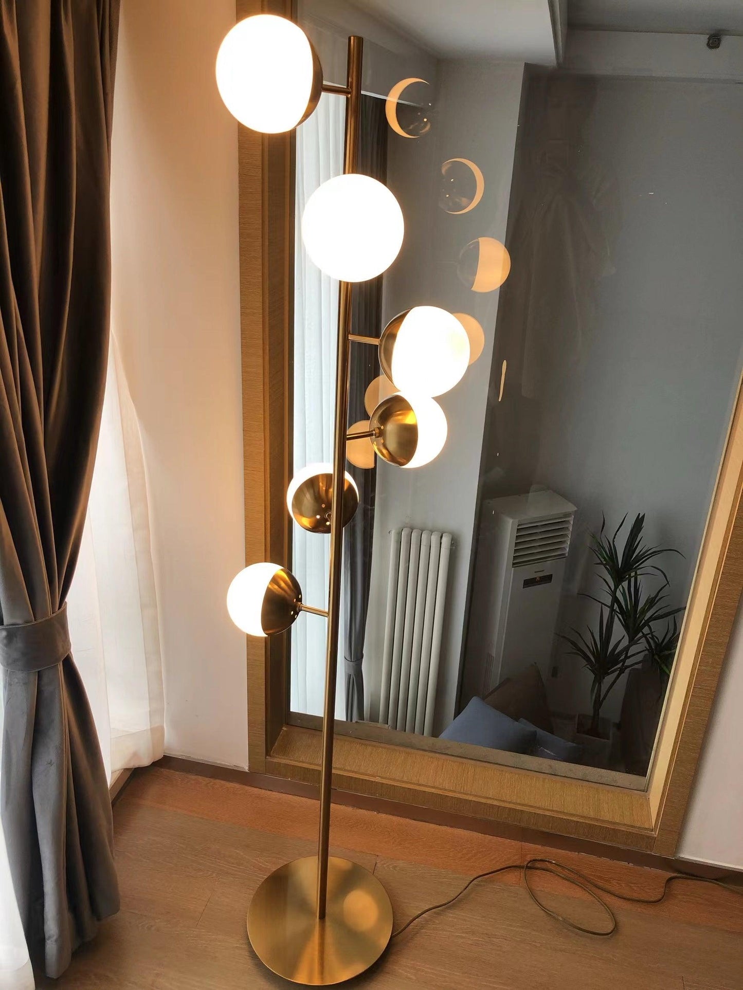 Doppler LED Tree Lamp - Modern Gold Floor Light with Glass Globes