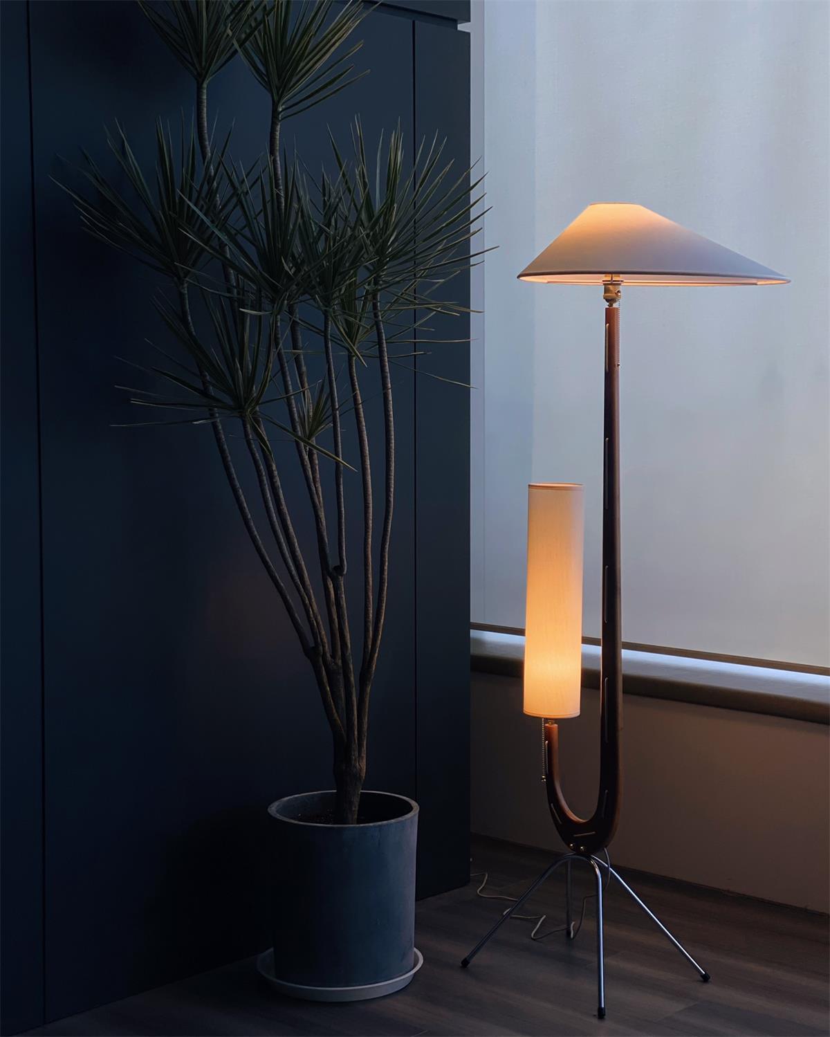 Giraffe Floor Lamp with LED Light - Mid Century Design