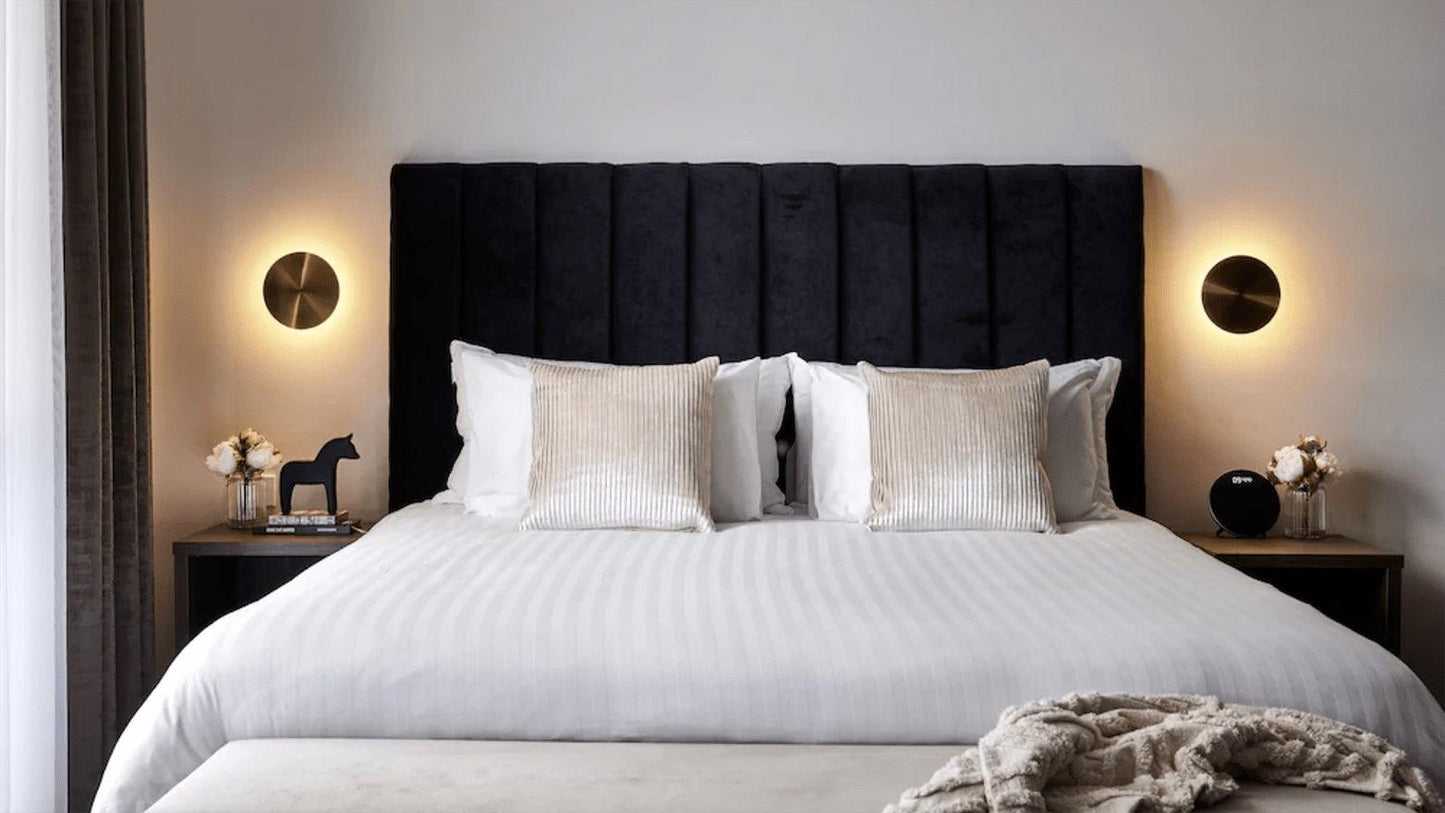 Gossa Wall Lamp - LED Indoor Light Fixture, Brass & White