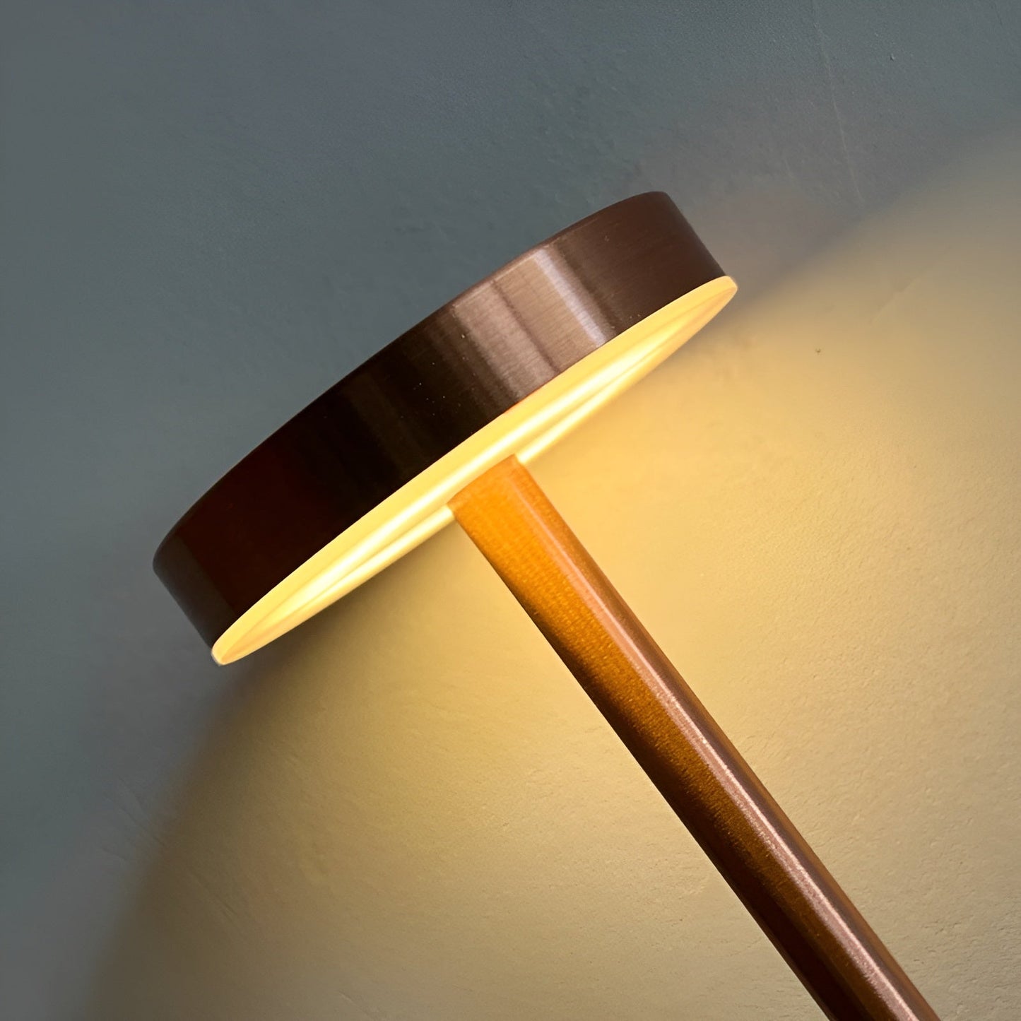 Retro-Inspired LED Table Lamp with Wireless USB Charging