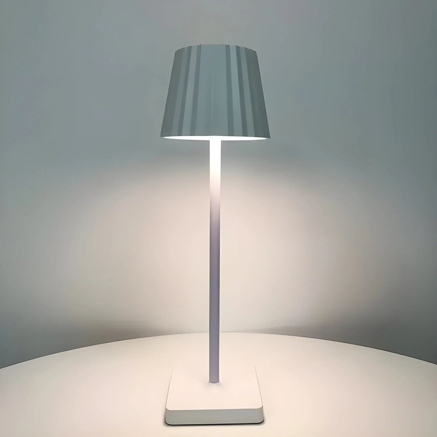 Luxe Scandinavian Wireless Table Lamp Arlo – Elegant LED Lighting with USB Charging