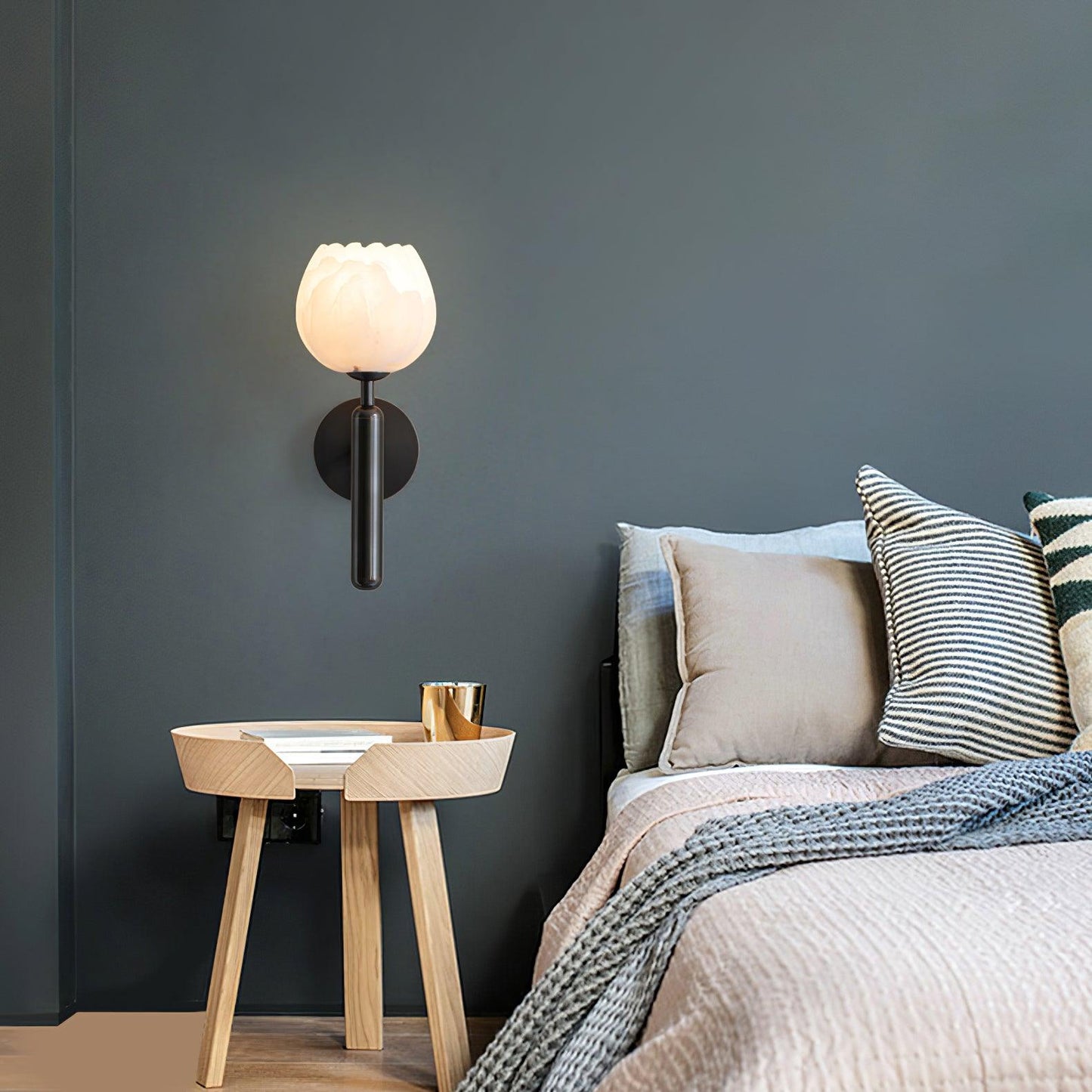 Mian Wall Lamp LED Sconce with Brass and Alabaster Design