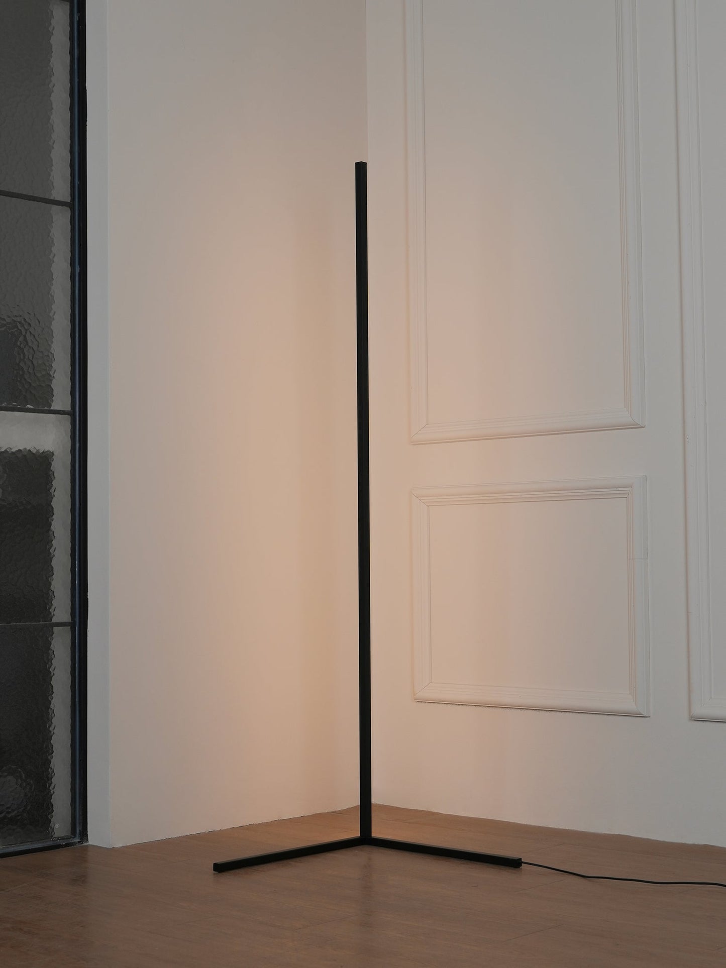 Minimalist LED Floor Lamp with Dimmable Control - Black