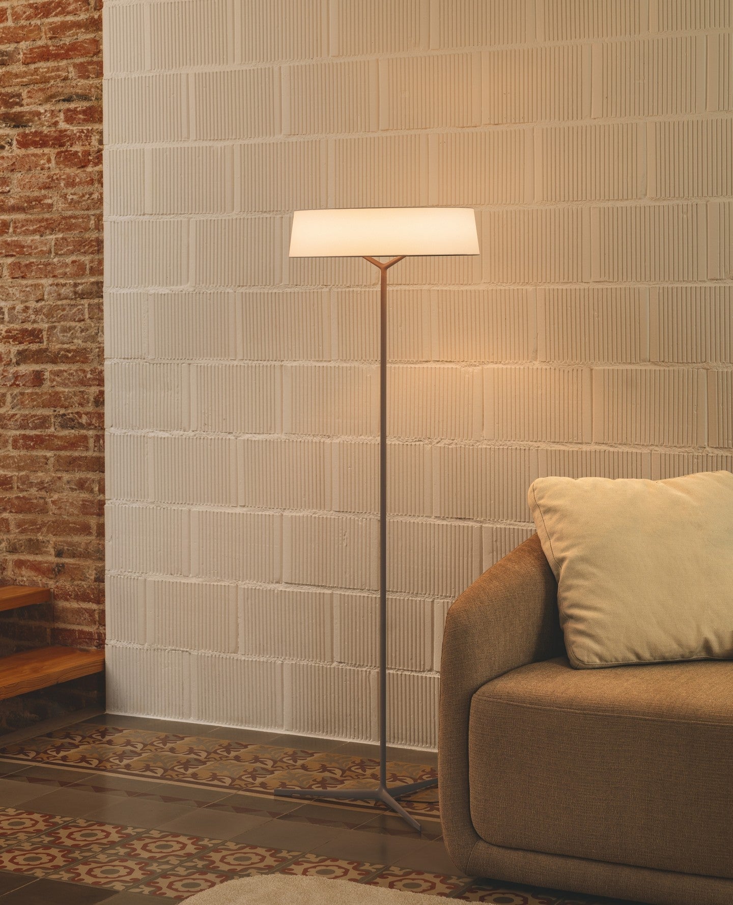 Dama Floor Lamp with LED Light, Indoor Aluminium Design