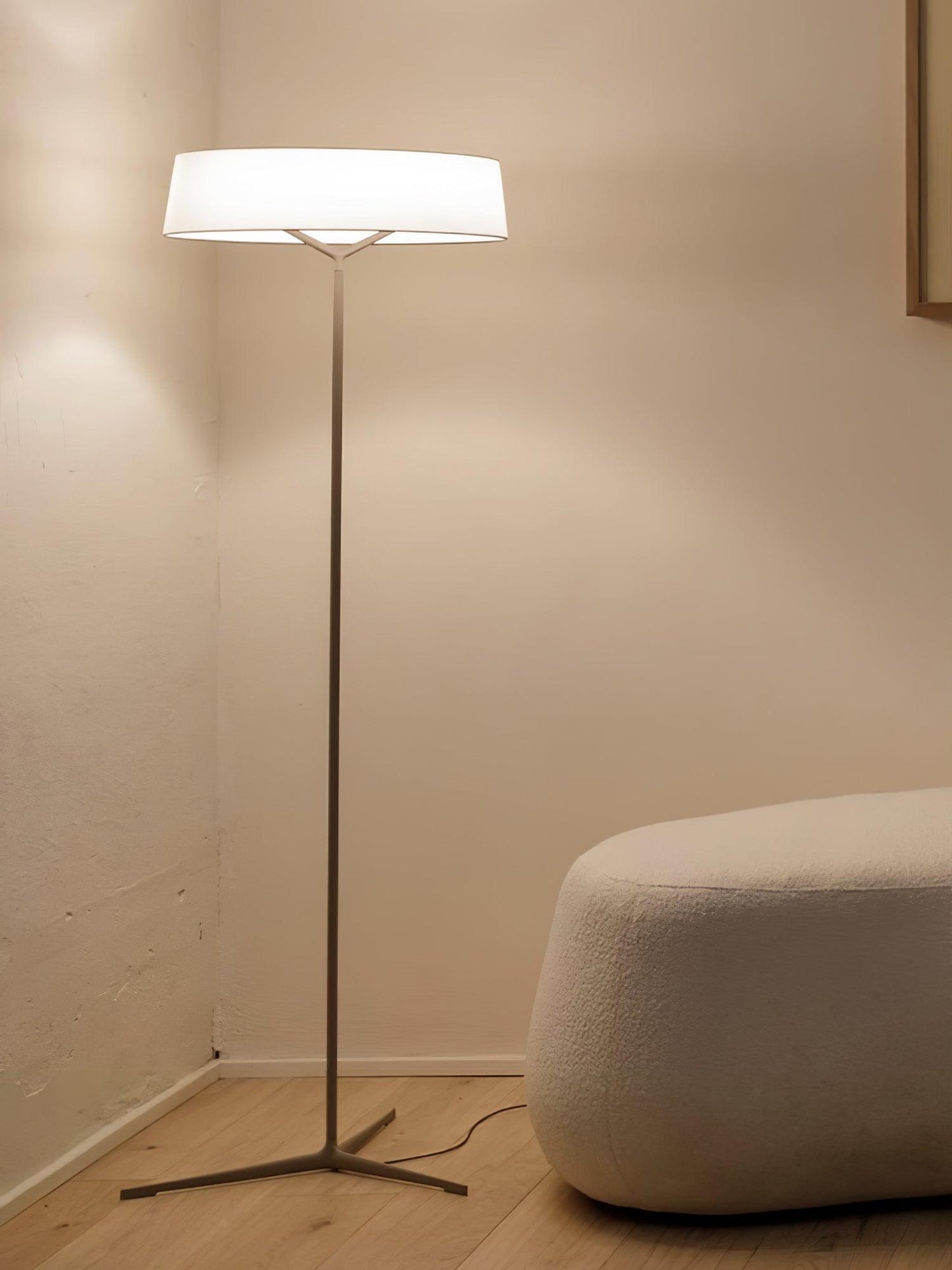 Dama Floor Lamp with LED Light, Indoor Aluminium Design
