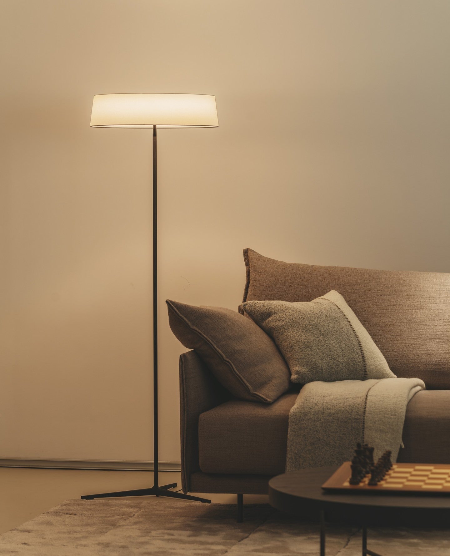 Dama Floor Lamp with LED Light, Indoor Aluminium Design