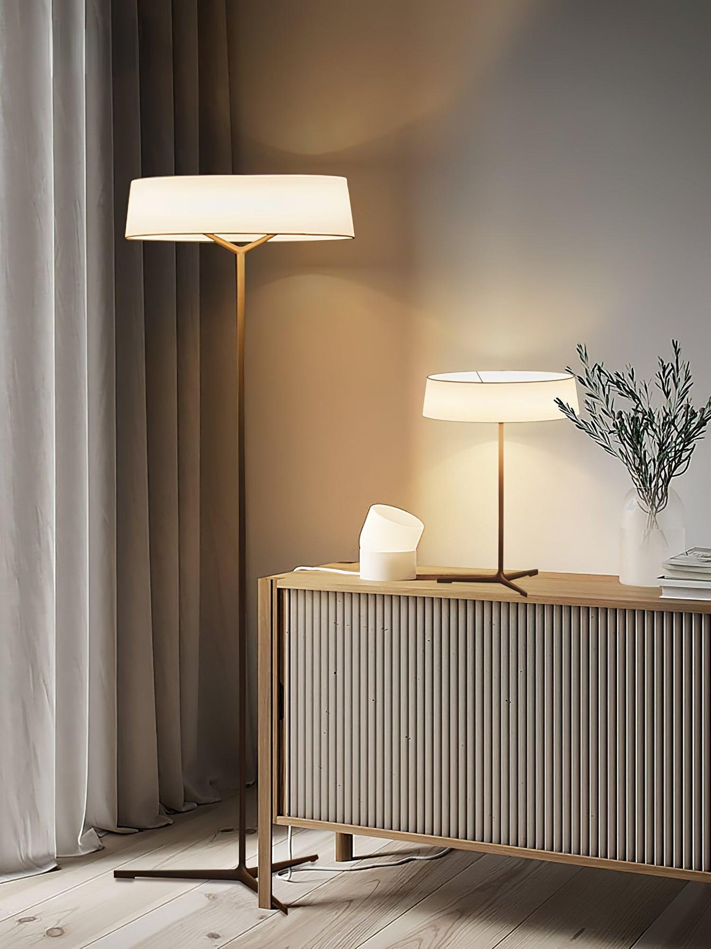 Dama Floor Lamp with LED Light, Indoor Aluminium Design