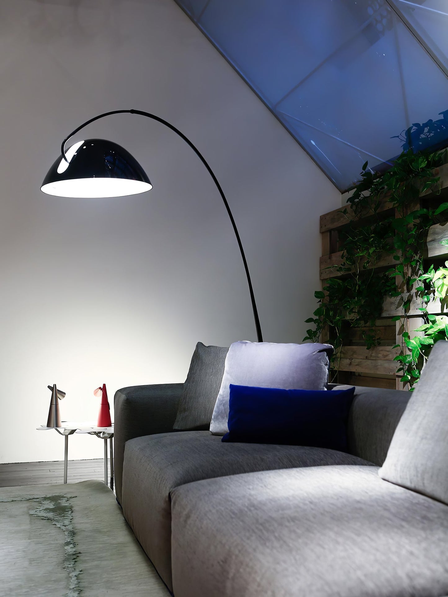 Verse Arc Floor Lamp - Scandinavian Design, LED, Black