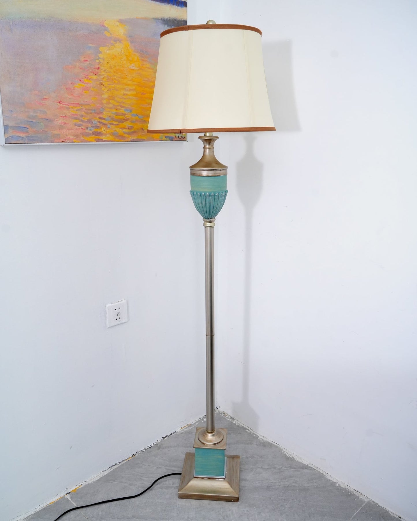 Smafan Floor Lamp – Art Deco LED Indoor Lighting, Resin Base