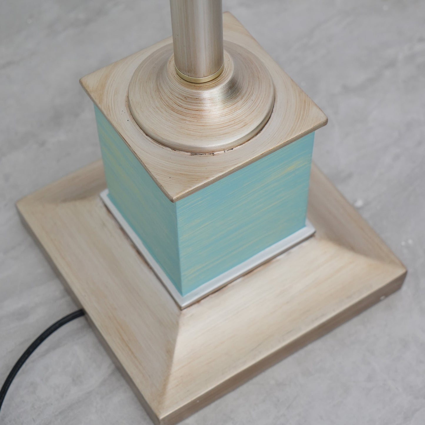 Smafan Floor Lamp – Art Deco LED Indoor Lighting, Resin Base