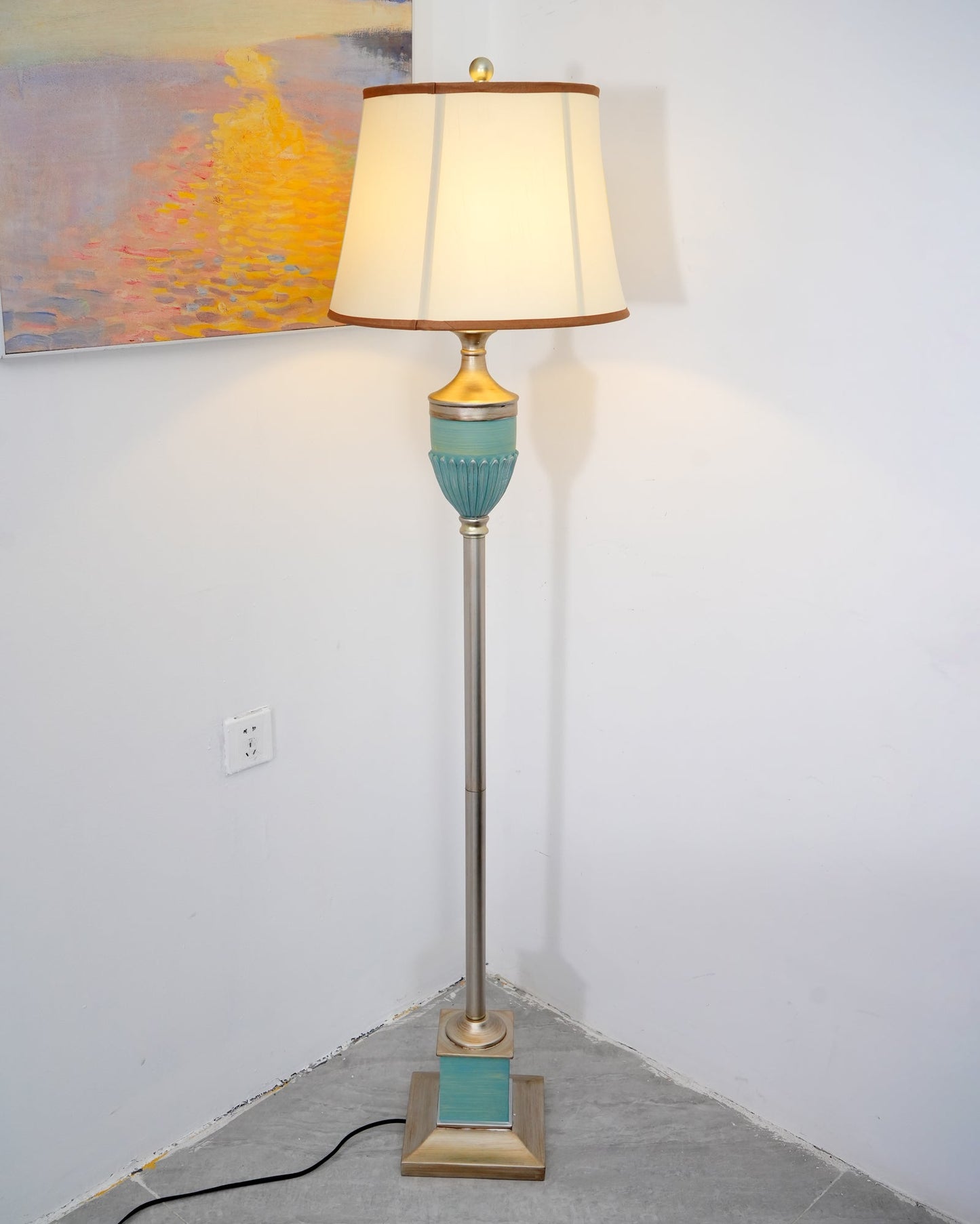 Smafan Floor Lamp – Art Deco LED Indoor Lighting, Resin Base