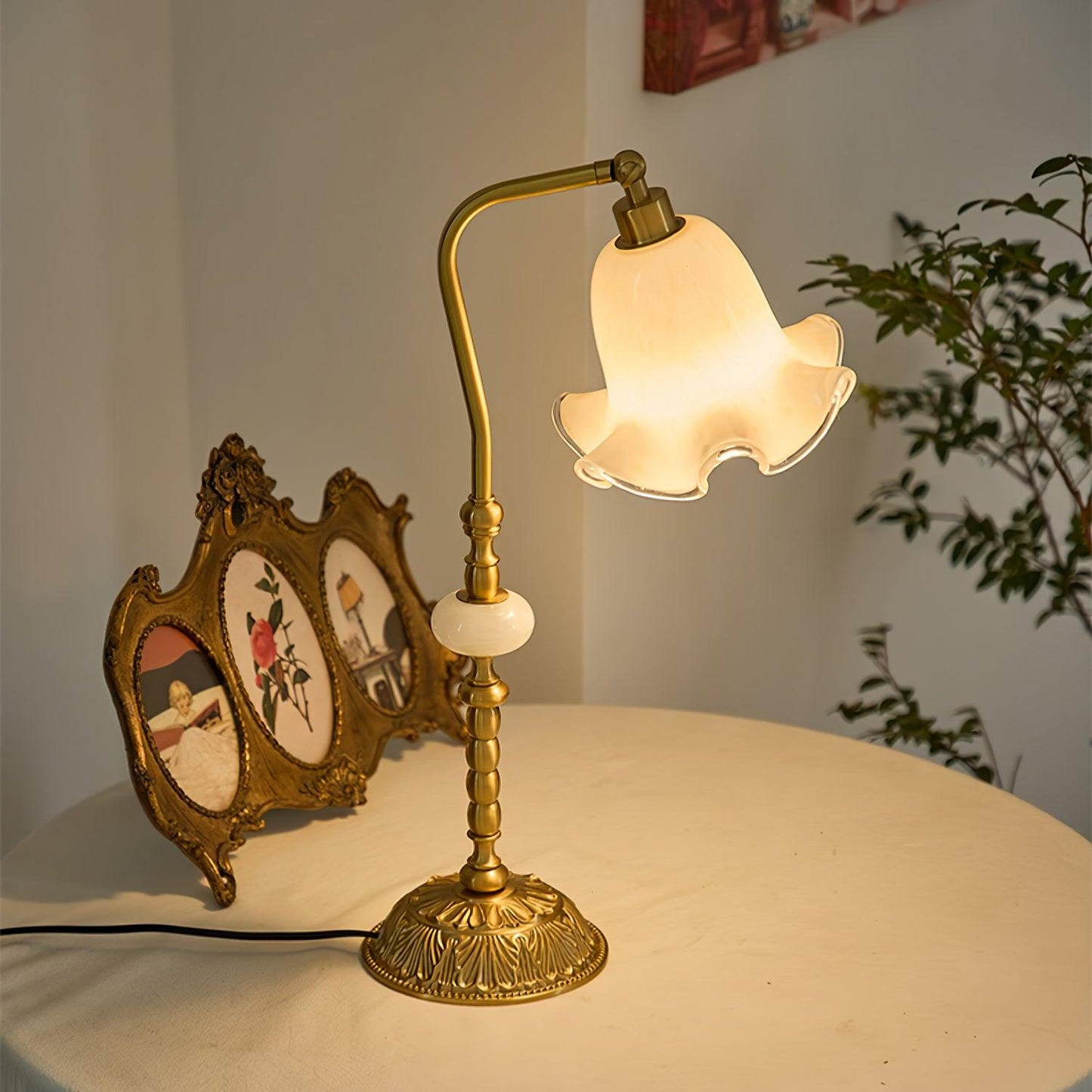 Vintage Brass Tulip Table Lamp – Elegant Accent Lighting