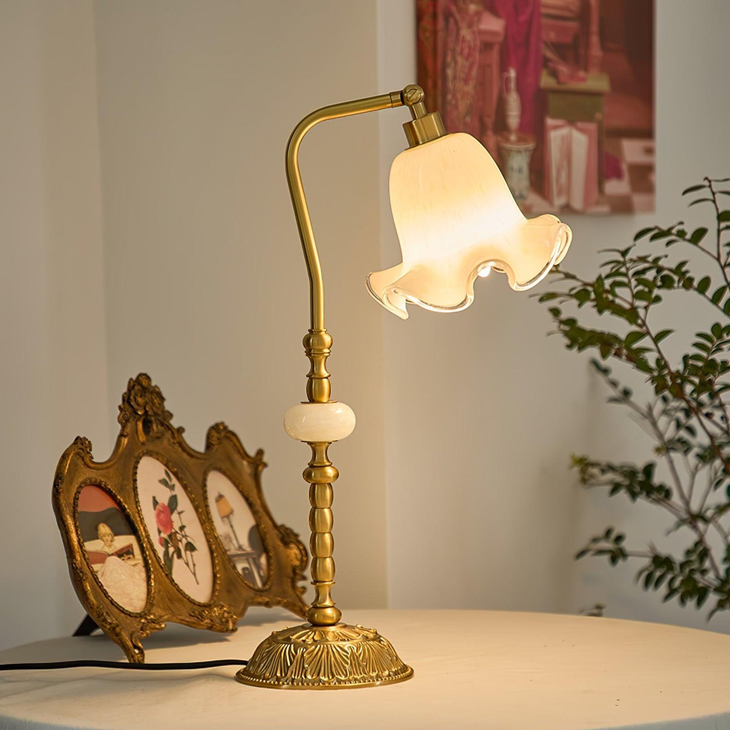 Vintage Brass Tulip Table Lamp – Elegant Accent Lighting
