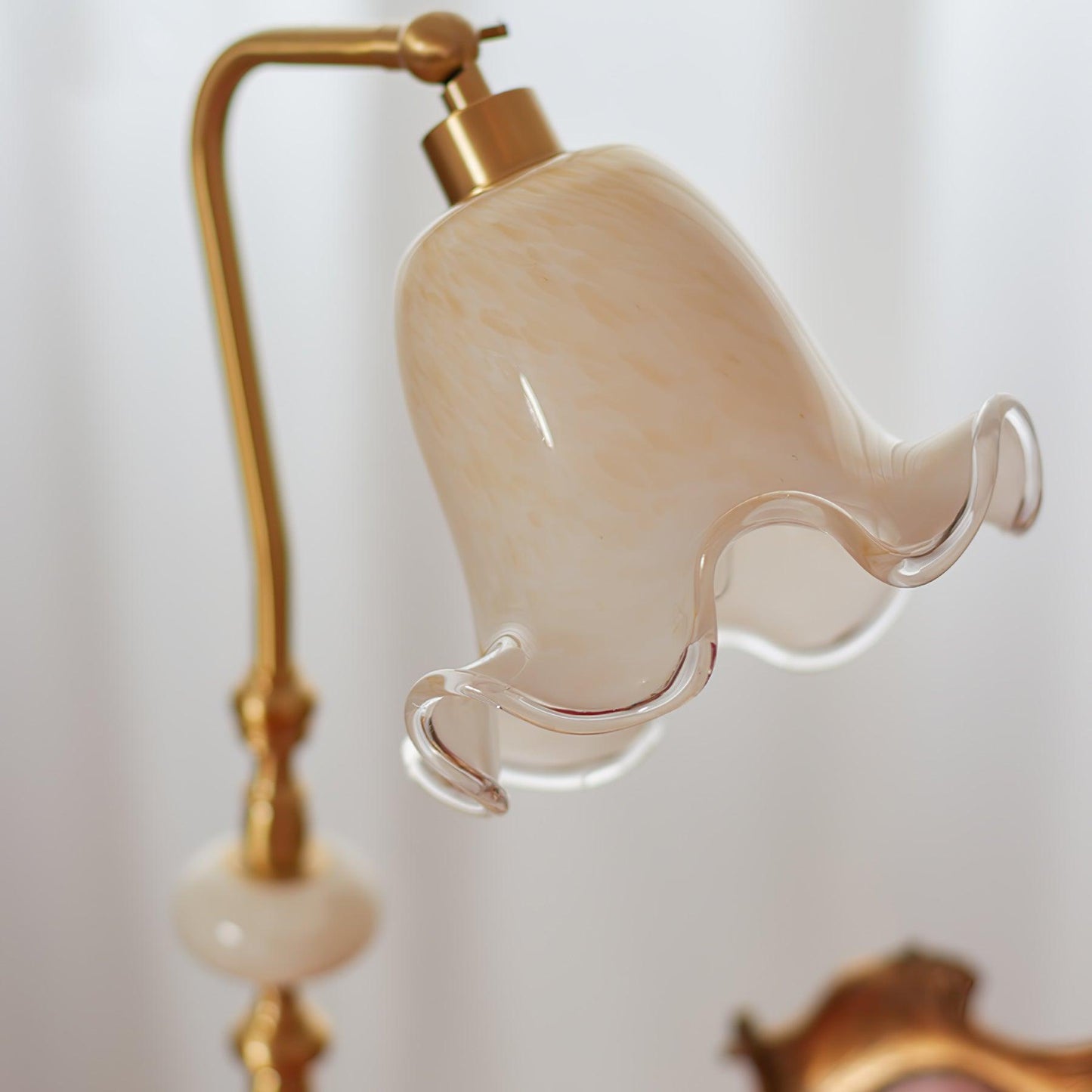 Vintage Brass Tulip Table Lamp – Elegant Accent Lighting