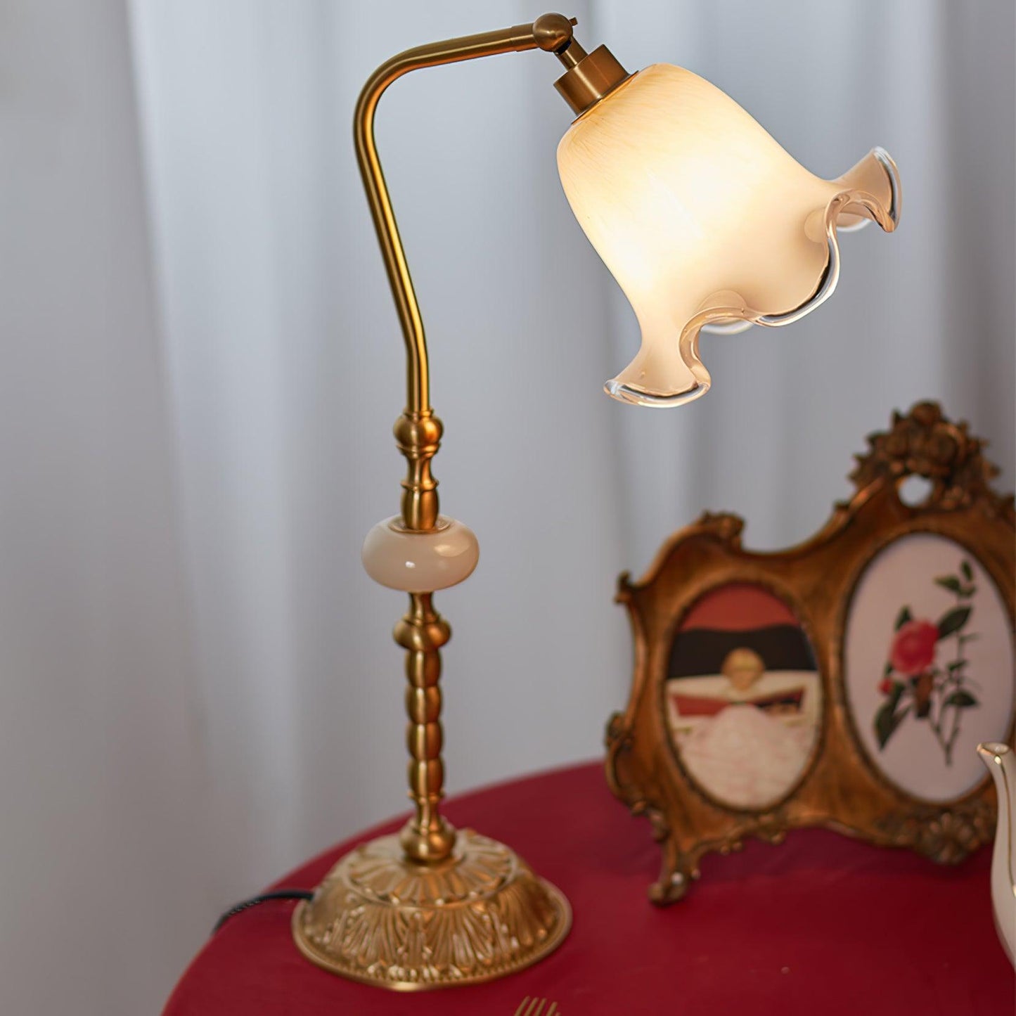 Vintage Brass Tulip Table Lamp – Elegant Accent Lighting