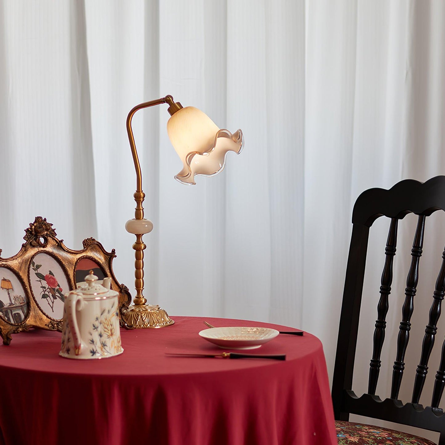 Vintage Brass Tulip Table Lamp – Elegant Accent Lighting