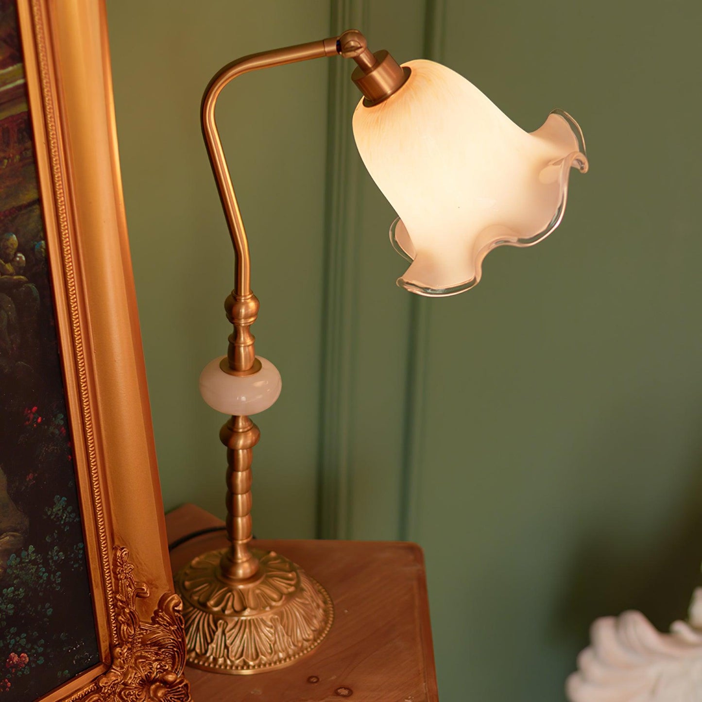 Vintage Brass Tulip Table Lamp – Elegant Accent Lighting