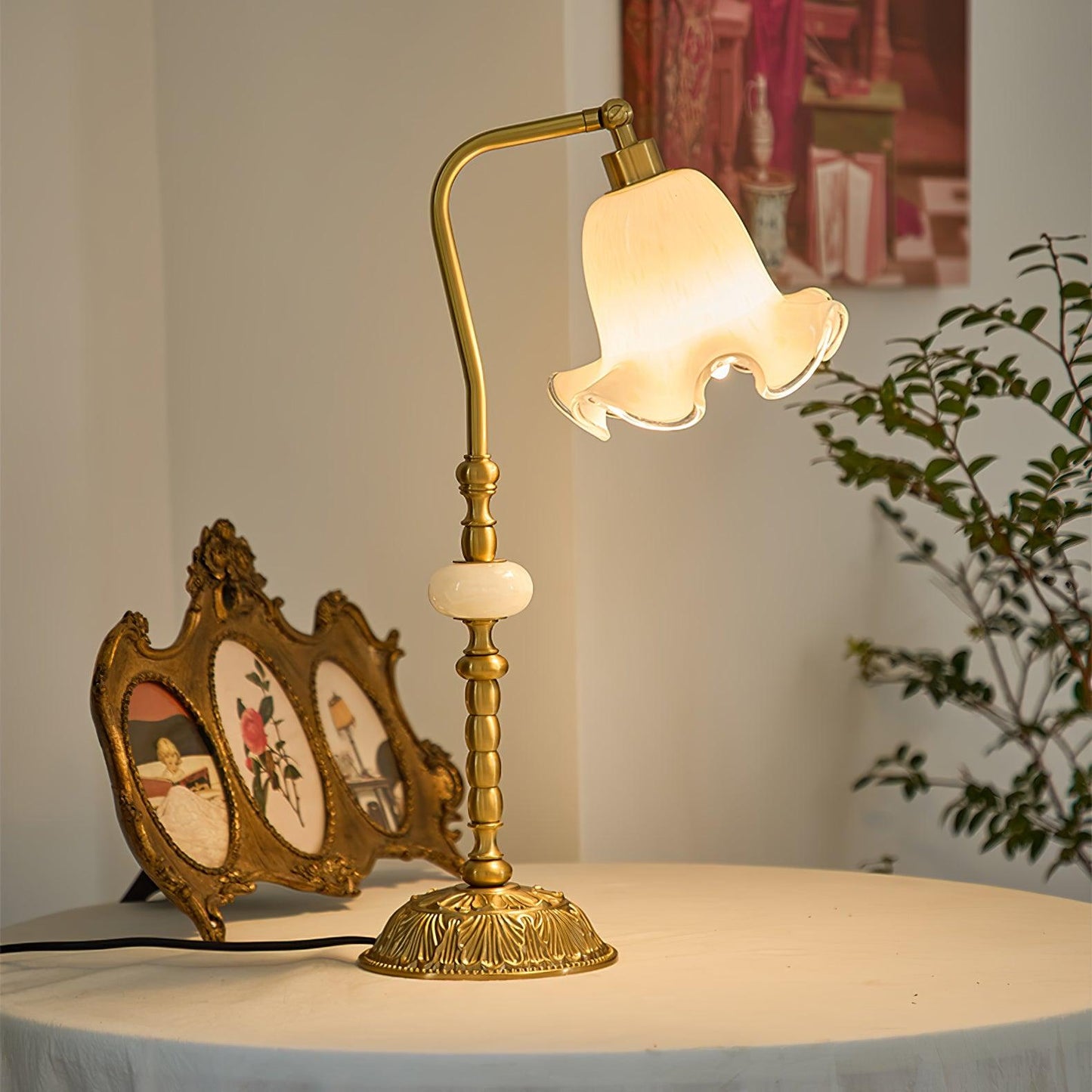 Vintage Brass Tulip Table Lamp – Elegant Accent Lighting