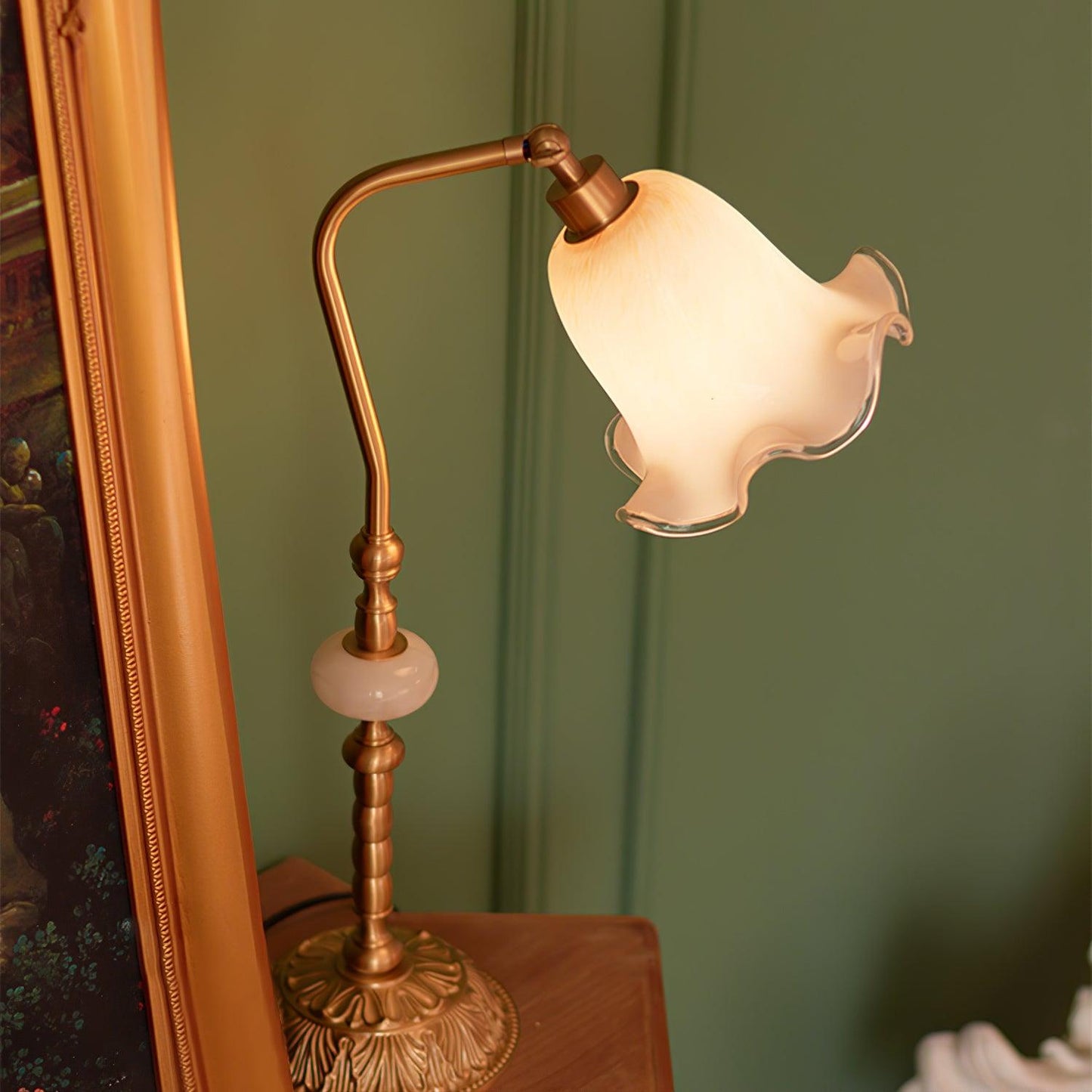 Vintage Brass Tulip Table Lamp – Elegant Accent Lighting