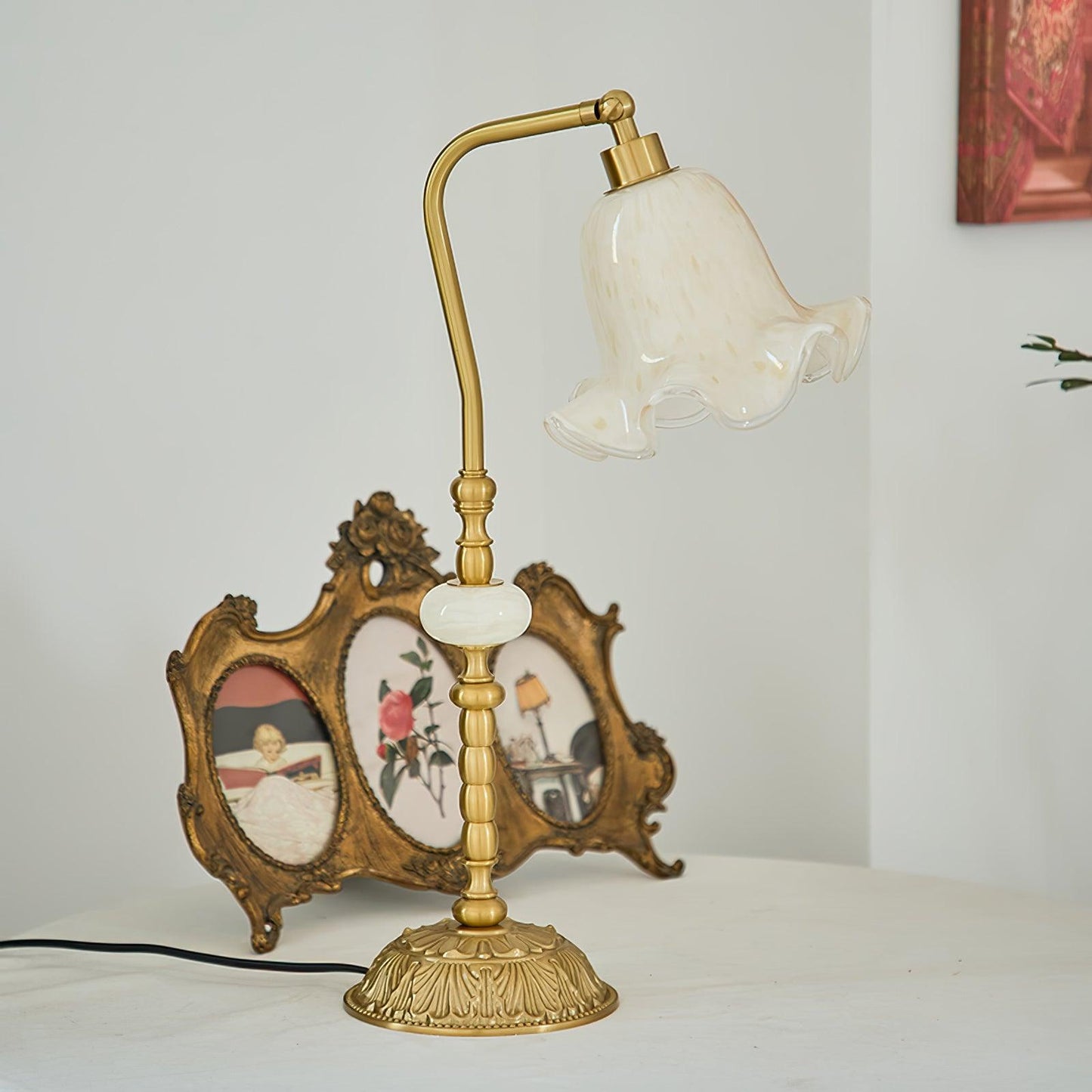 Vintage Brass Tulip Table Lamp – Elegant Accent Lighting