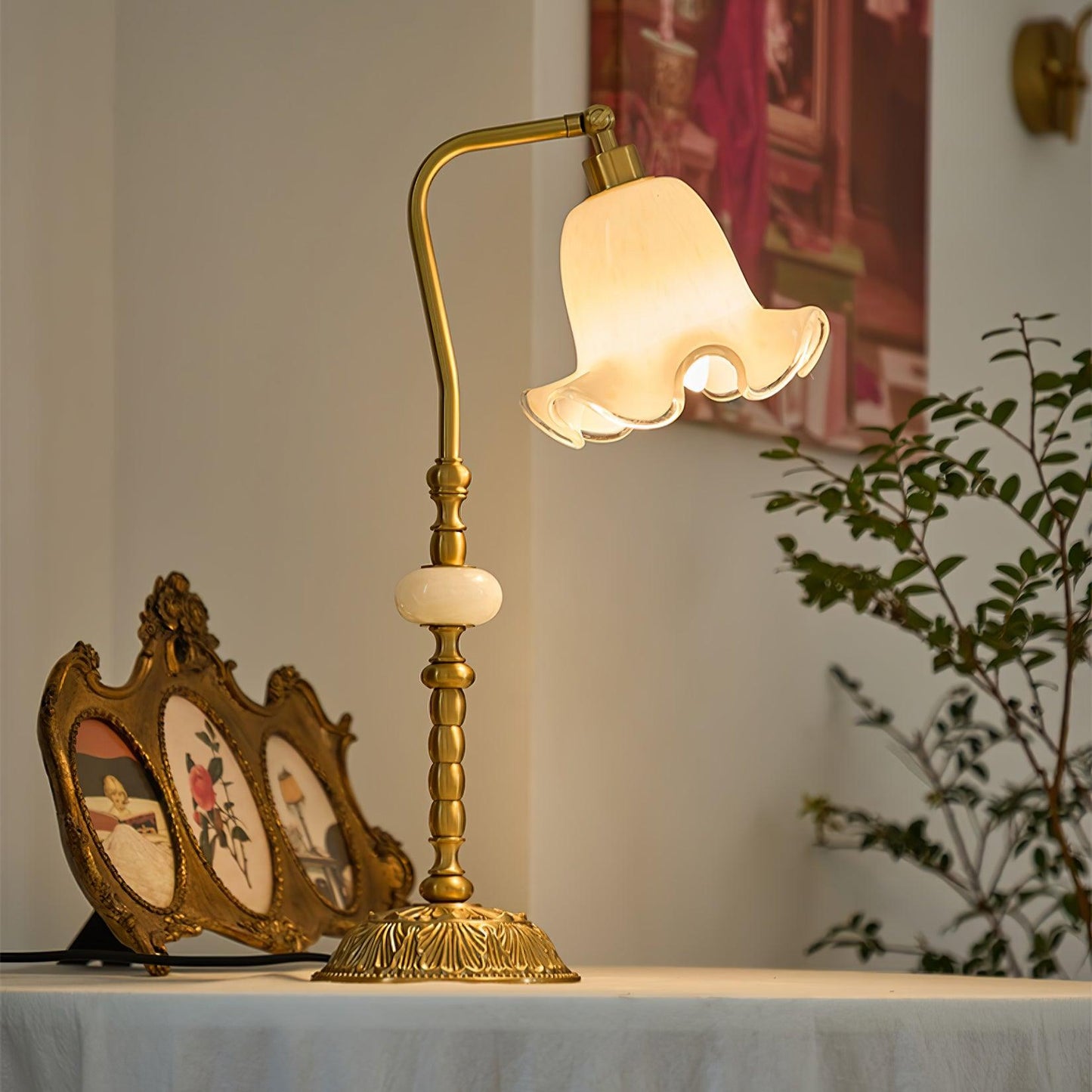 Vintage Brass Tulip Table Lamp – Elegant Accent Lighting