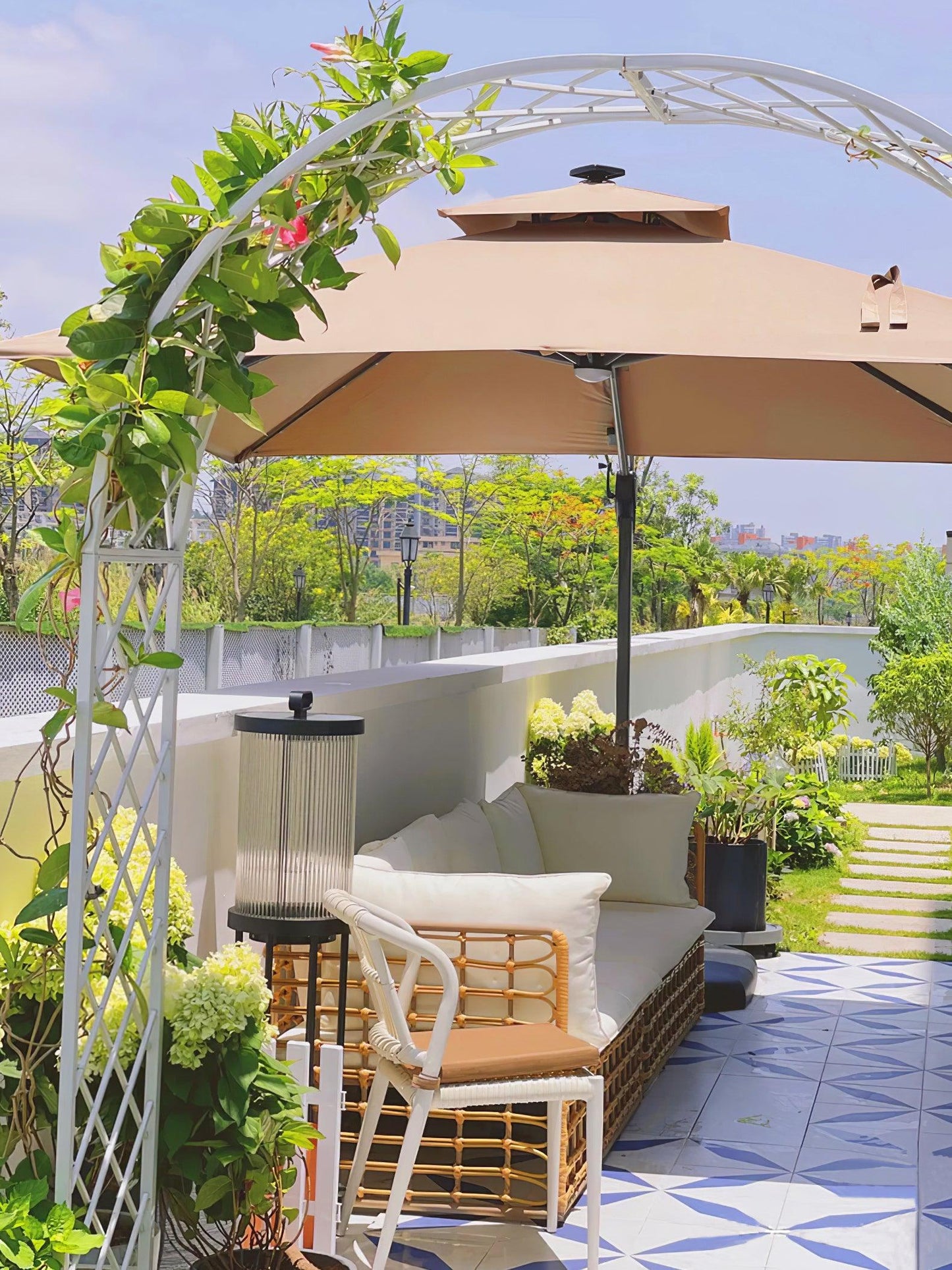 Lantern Garden Solar Outdoor Light with Remote Control