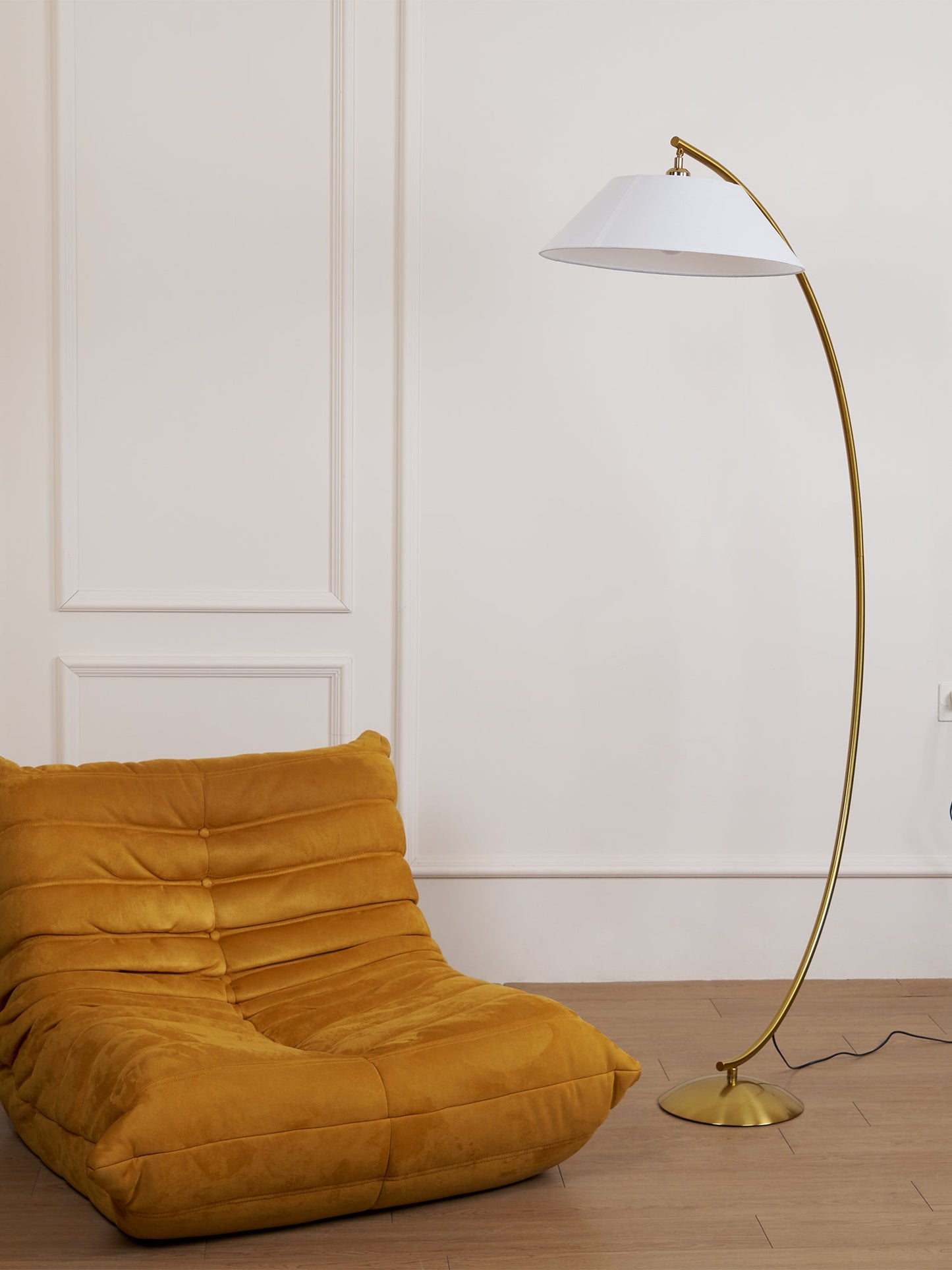 Circo Floor Lamp with White Shade - Elegant Indoor Lighting