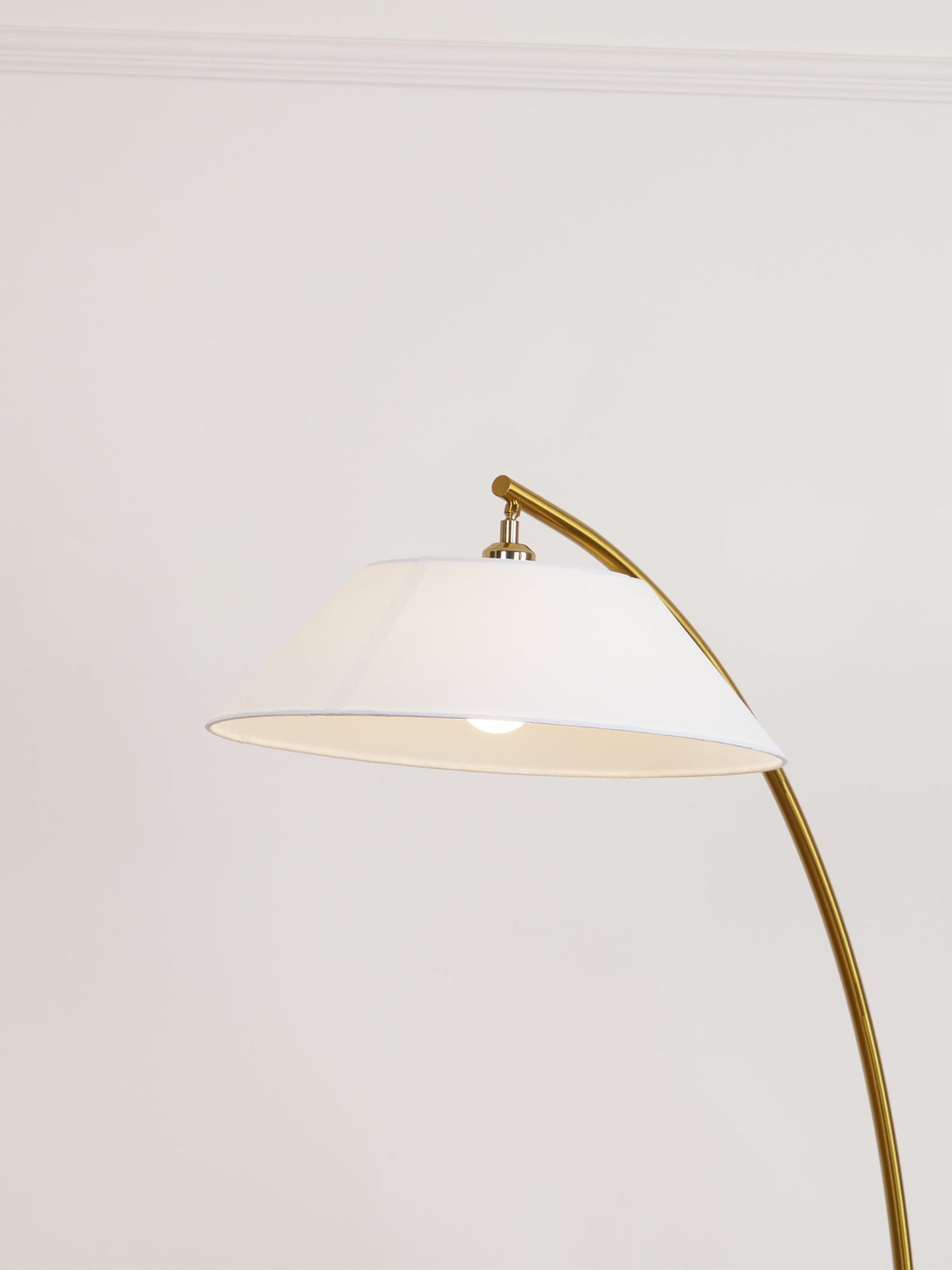 Circo Floor Lamp with White Shade - Elegant Indoor Lighting