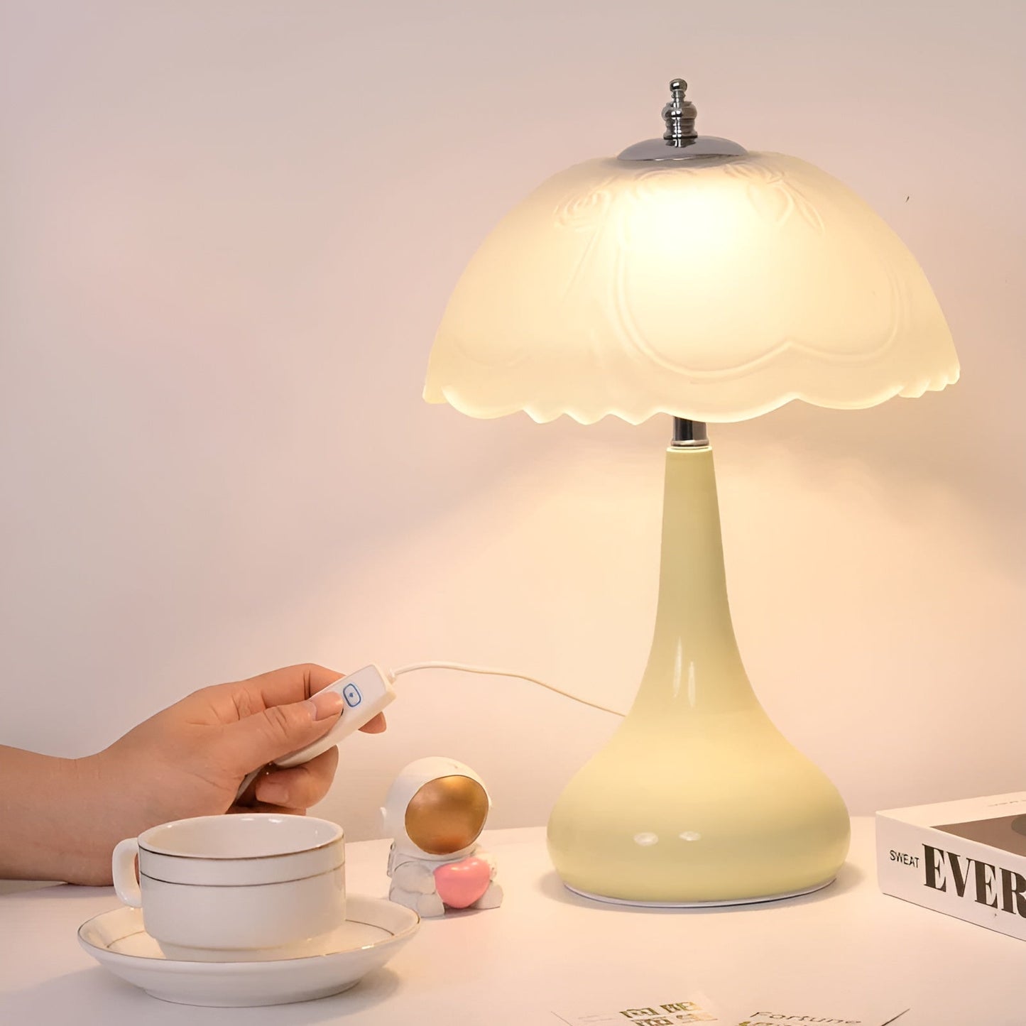 Eleganza Luxe Table Lamp – Timeless Mushroom Design with LED Dimming Function in Soft Colors